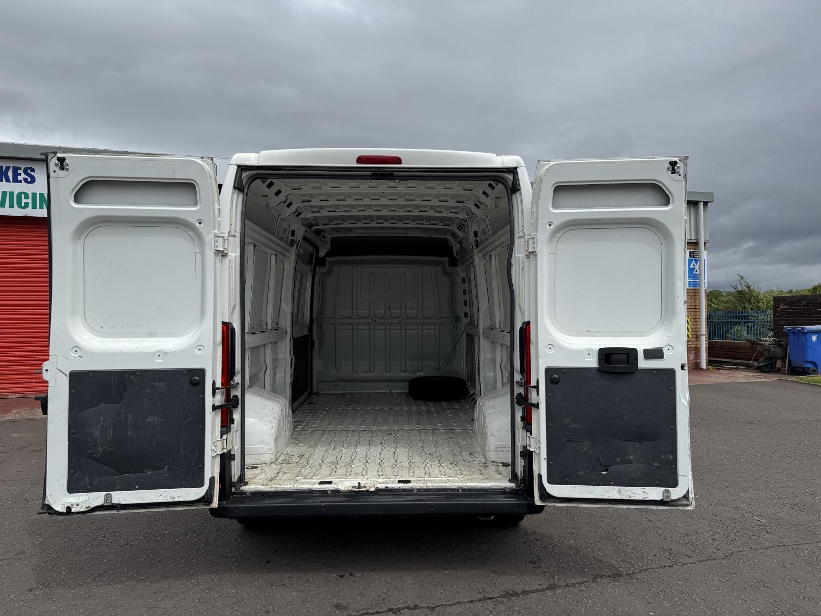 Peugeot Boxer 2.2 BlueHDi 335 Professional Panel Van 5dr Diesel Manual L3 H2 Euro 6 (s/s) (140 ps)
