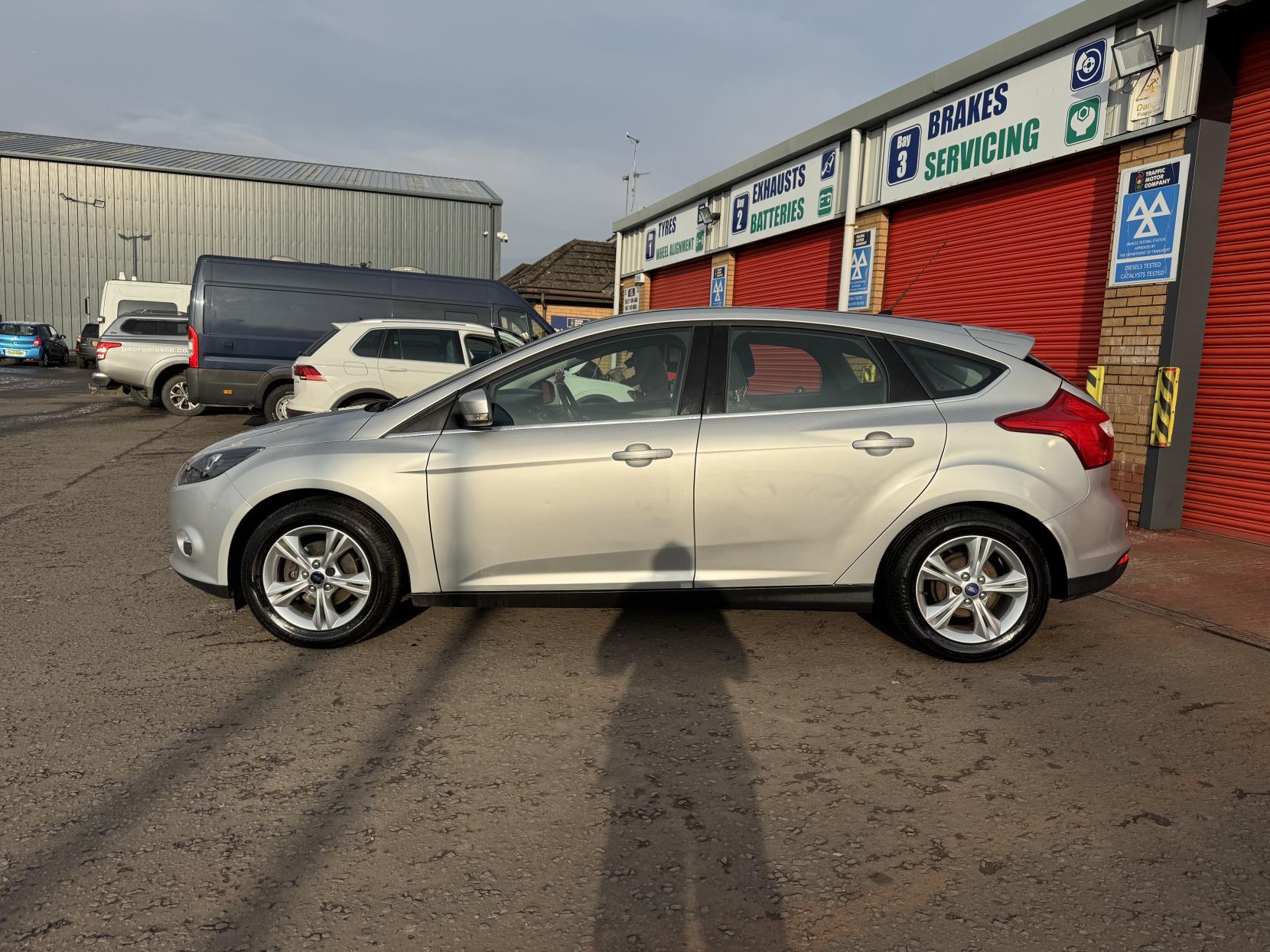 Ford Focus 1.6 Zetec Hatchback 5dr Petrol Powershift Euro 5 (125 ps)