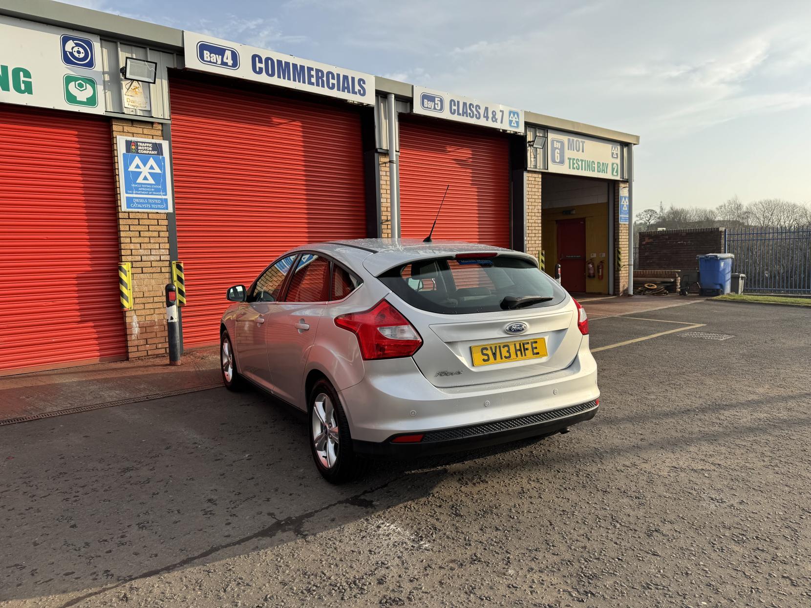 Ford Focus 1.6 Zetec Hatchback 5dr Petrol Powershift Euro 5 (125 ps)