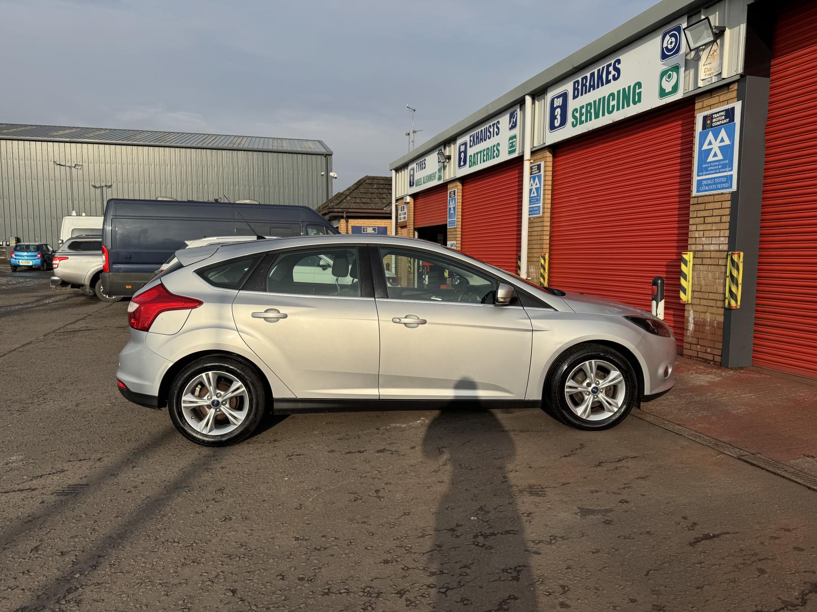 Ford Focus 1.6 Zetec Hatchback 5dr Petrol Powershift Euro 5 (125 ps)