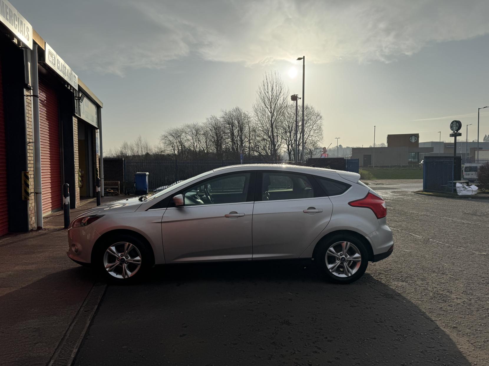 Ford Focus 1.6 Zetec Hatchback 5dr Petrol Powershift Euro 5 (125 ps)