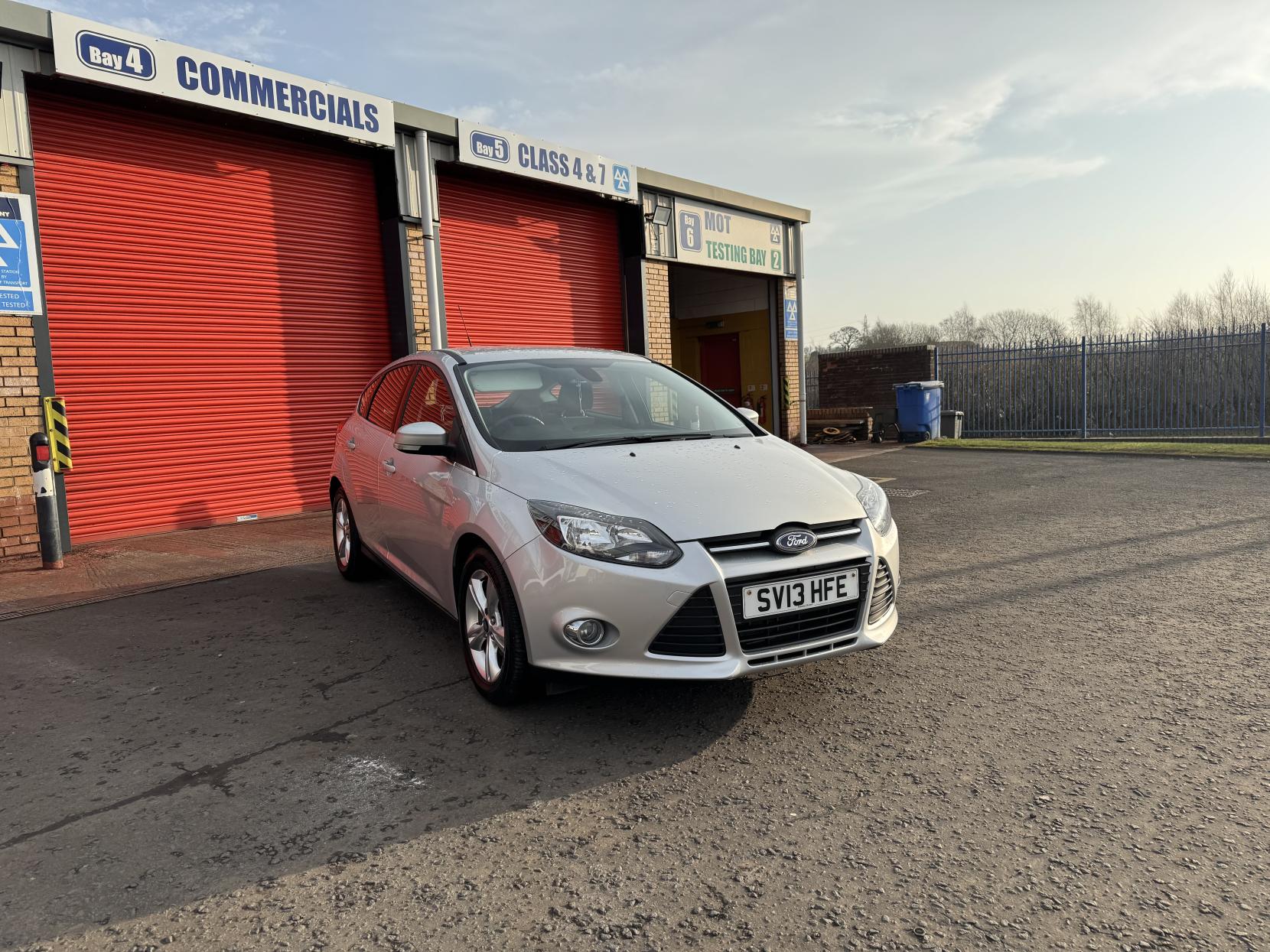 Ford Focus 1.6 Zetec Hatchback 5dr Petrol Powershift Euro 5 (125 ps)