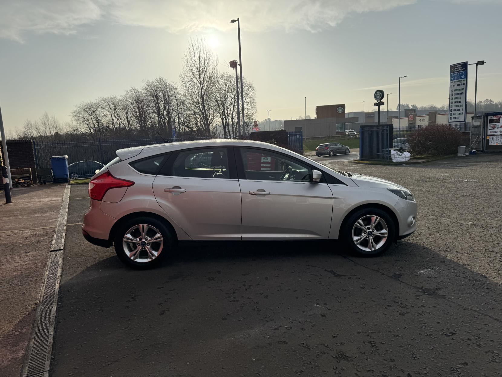 Ford Focus 1.6 Zetec Hatchback 5dr Petrol Powershift Euro 5 (125 ps)