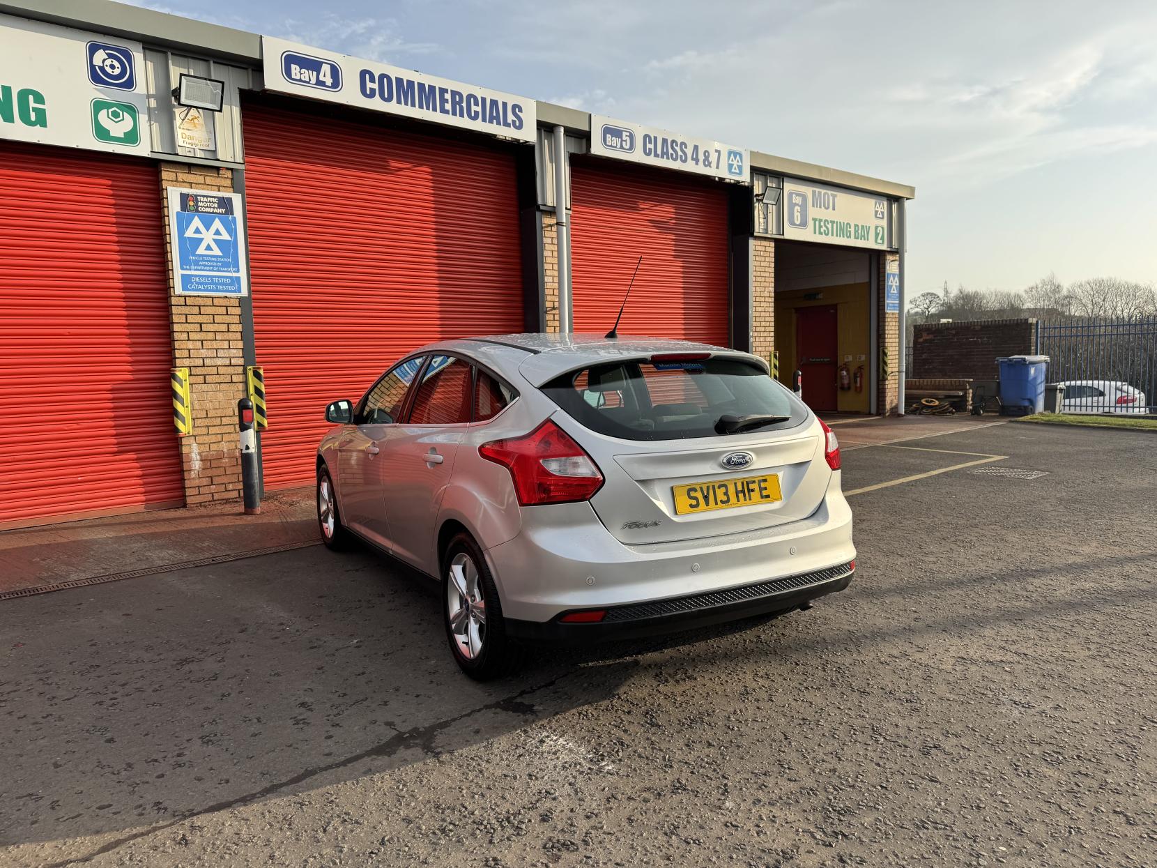 Ford Focus 1.6 Zetec Hatchback 5dr Petrol Powershift Euro 5 (125 ps)