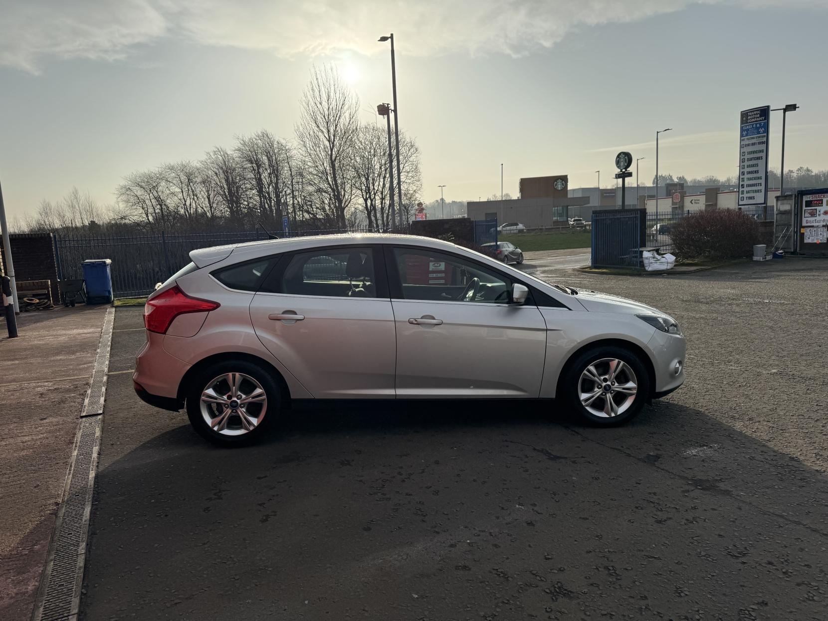 Ford Focus 1.6 Zetec Hatchback 5dr Petrol Powershift Euro 5 (125 ps)