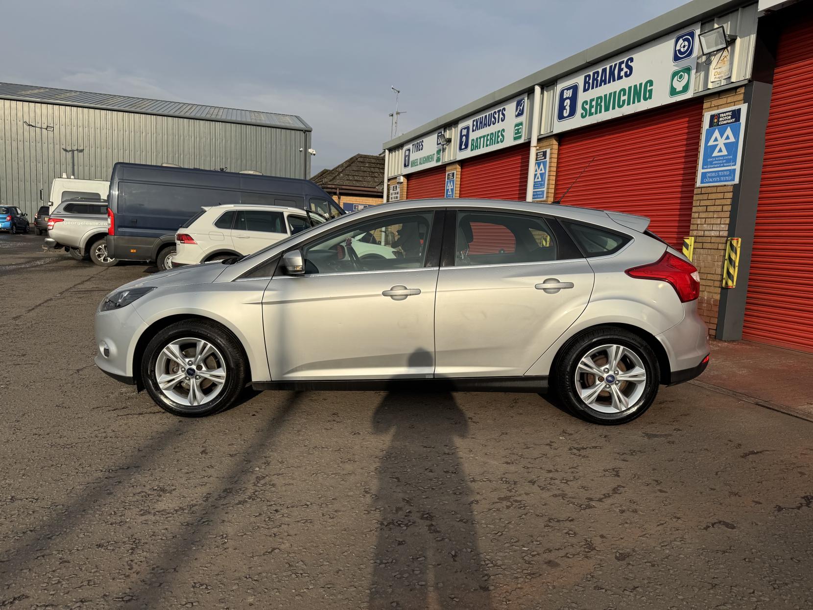 Ford Focus 1.6 Zetec Hatchback 5dr Petrol Powershift Euro 5 (125 ps)