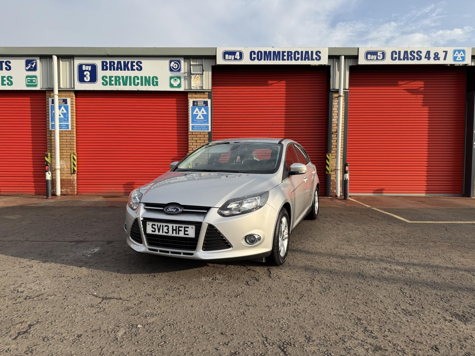 Ford Focus 1.6 Zetec Hatchback 5dr Petrol Powershift Euro 5 (125 ps)