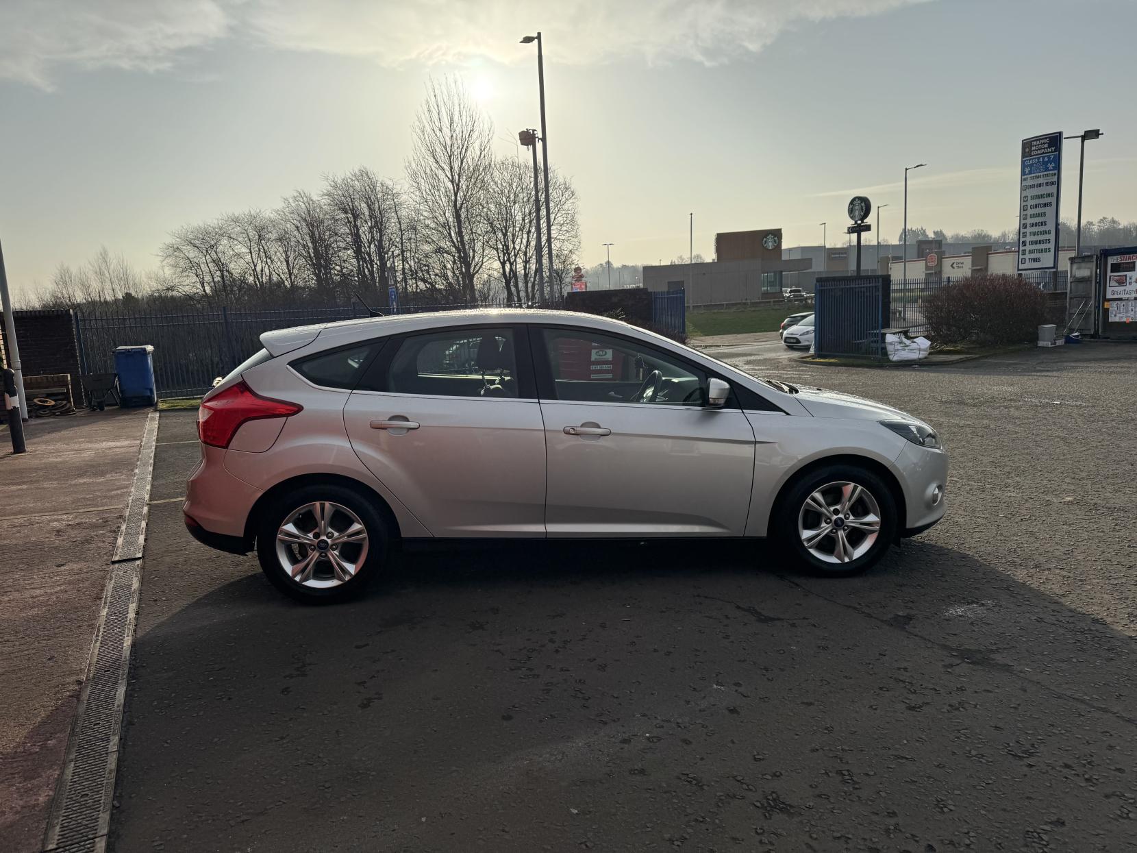 Ford Focus 1.6 Zetec Hatchback 5dr Petrol Powershift Euro 5 (125 ps)