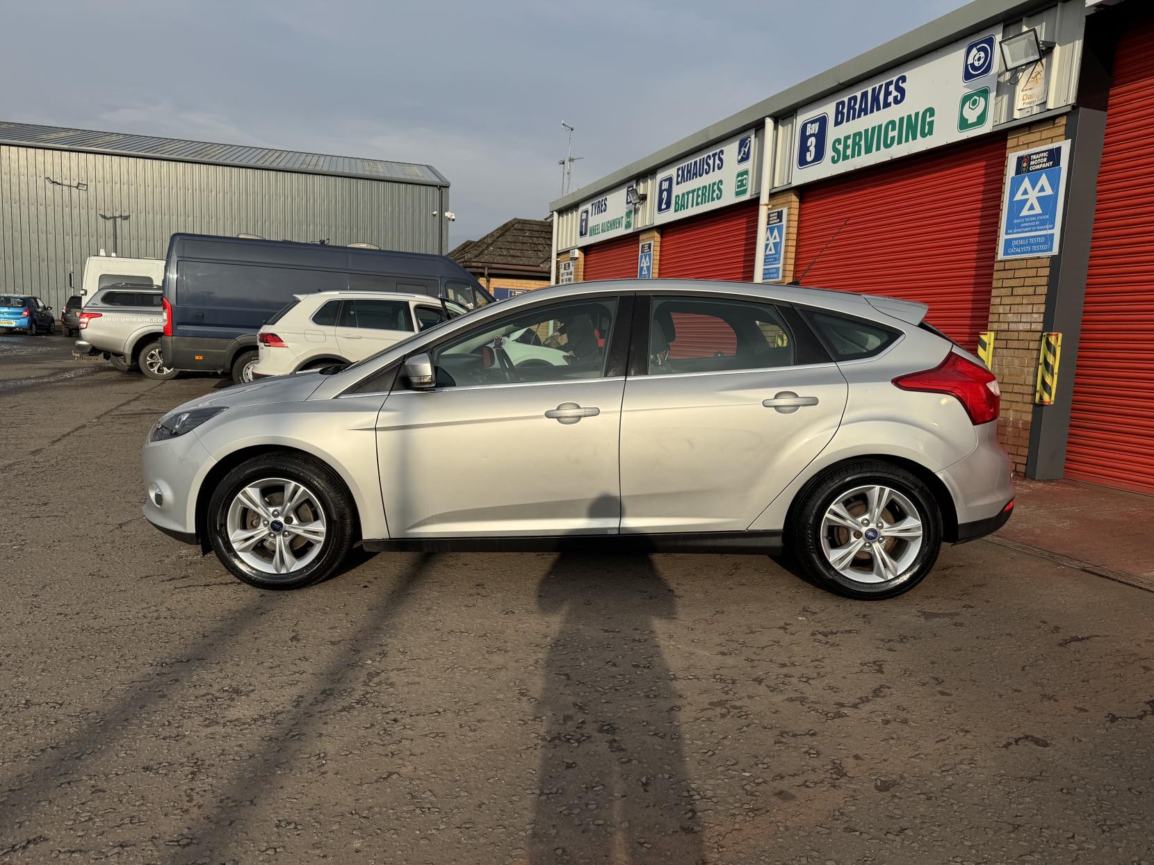 Ford Focus 1.6 Zetec Hatchback 5dr Petrol Powershift Euro 5 (125 ps)