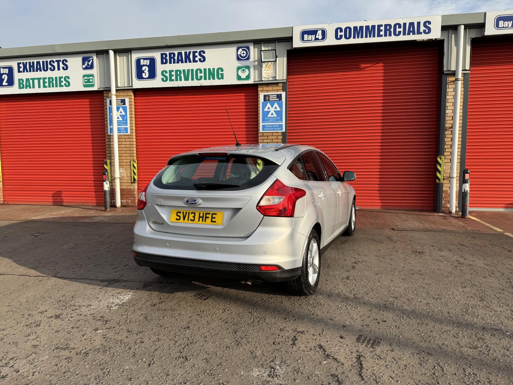 Ford Focus 1.6 Zetec Hatchback 5dr Petrol Powershift Euro 5 (125 ps)