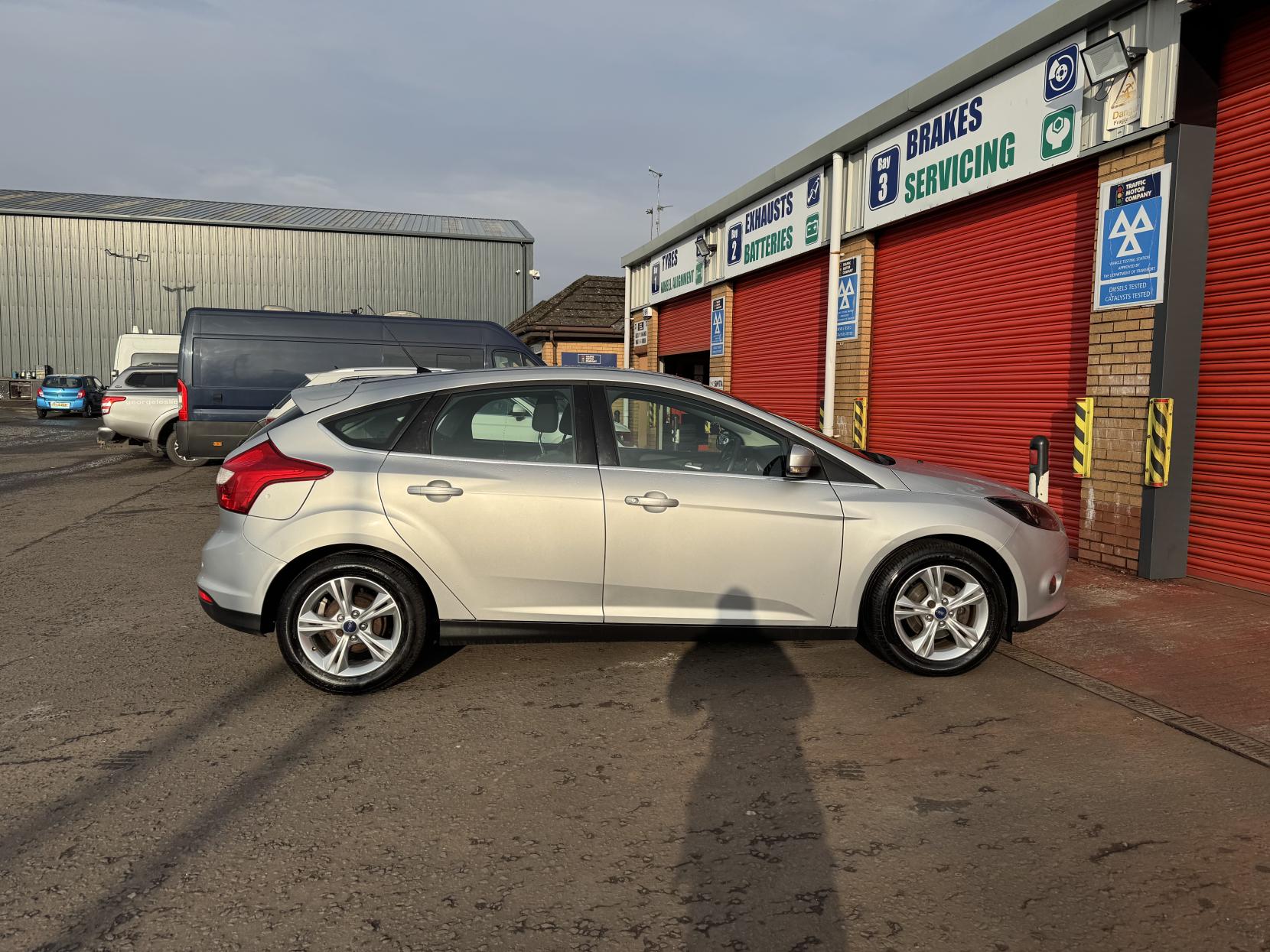 Ford Focus 1.6 Zetec Hatchback 5dr Petrol Powershift Euro 5 (125 ps)