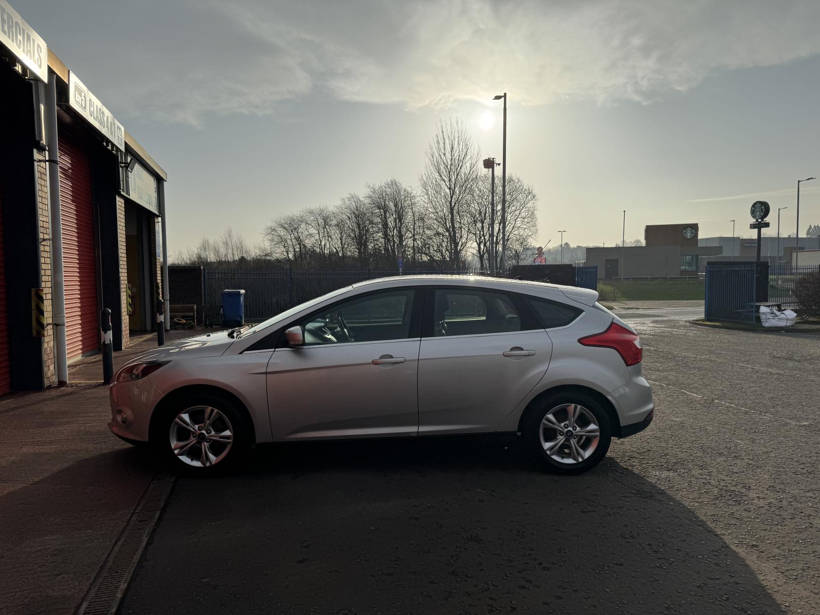 Ford Focus 1.6 Zetec Hatchback 5dr Petrol Powershift Euro 5 (125 ps)