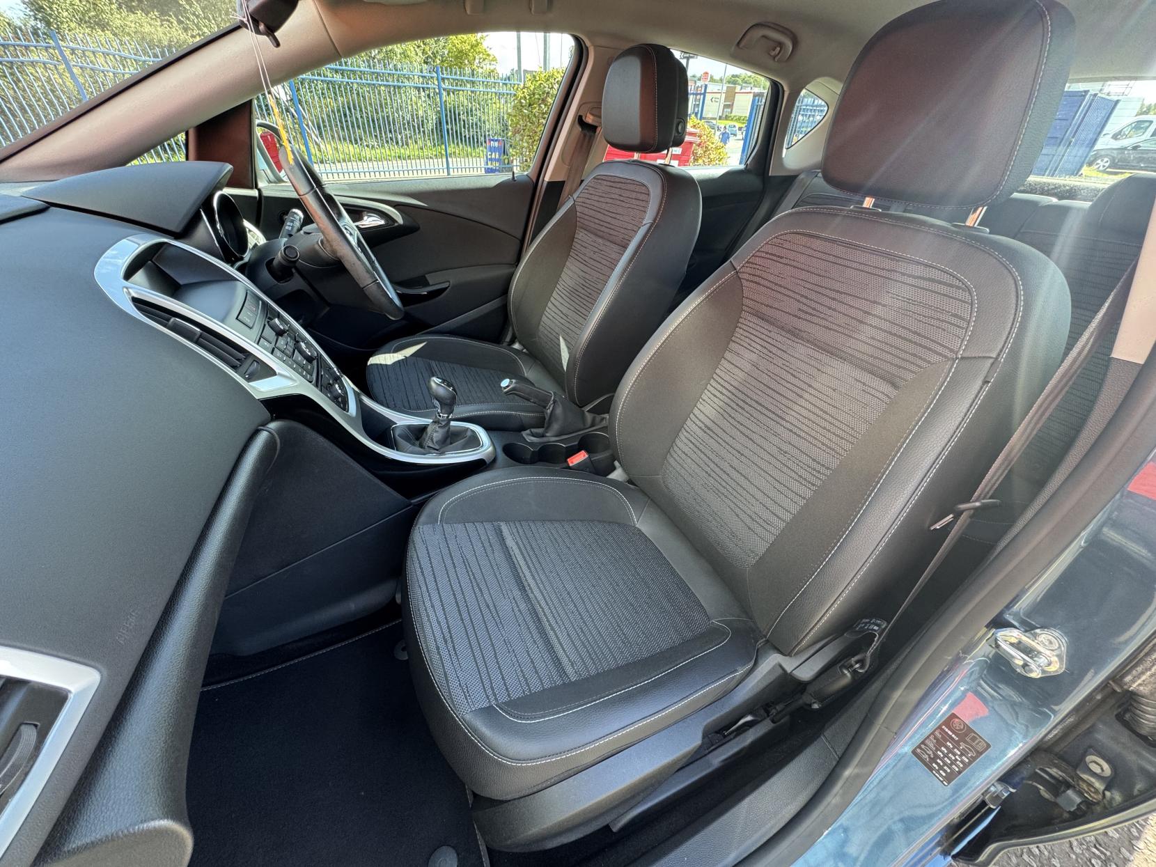 Vauxhall Astra 1.4i Excite Hatchback 5dr Petrol Manual Euro 6 (100 ps)