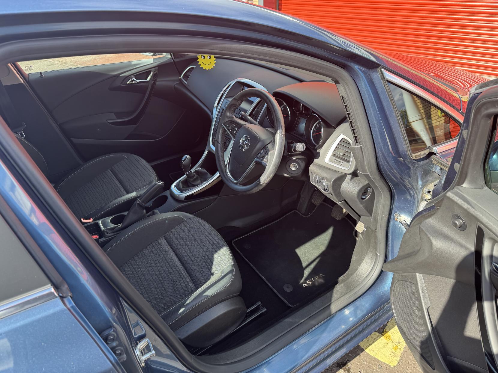 Vauxhall Astra 1.4i Excite Hatchback 5dr Petrol Manual Euro 6 (100 ps)