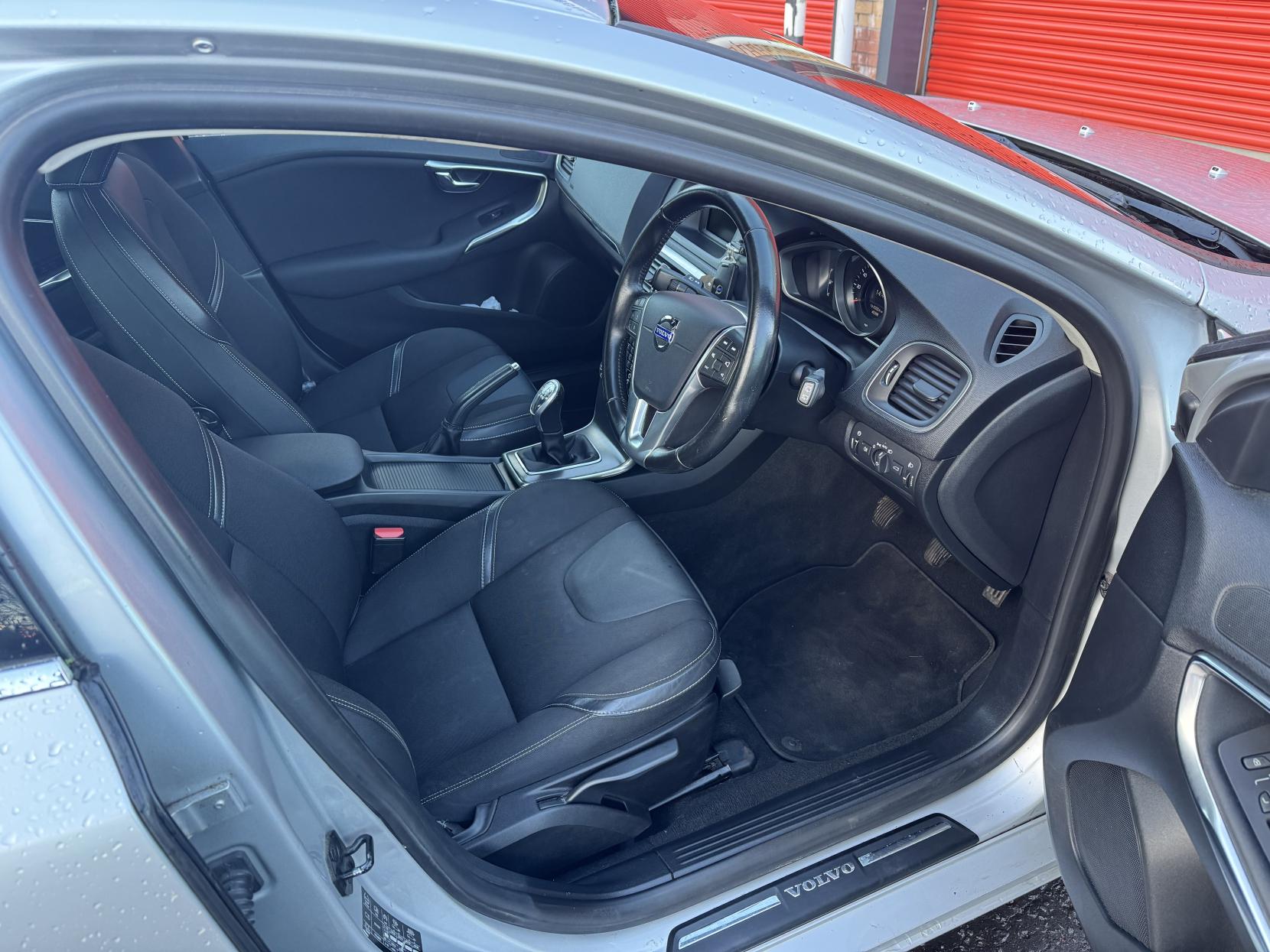 Volvo V40 1.6 D2 SE Hatchback 5dr Diesel Manual Euro 5 (s/s) (115 ps)