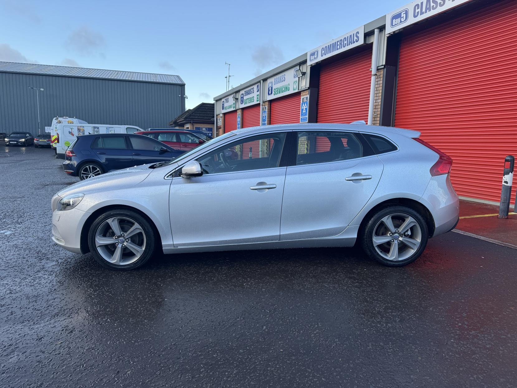 Volvo V40 1.6 D2 SE Hatchback 5dr Diesel Manual Euro 5 (s/s) (115 ps)