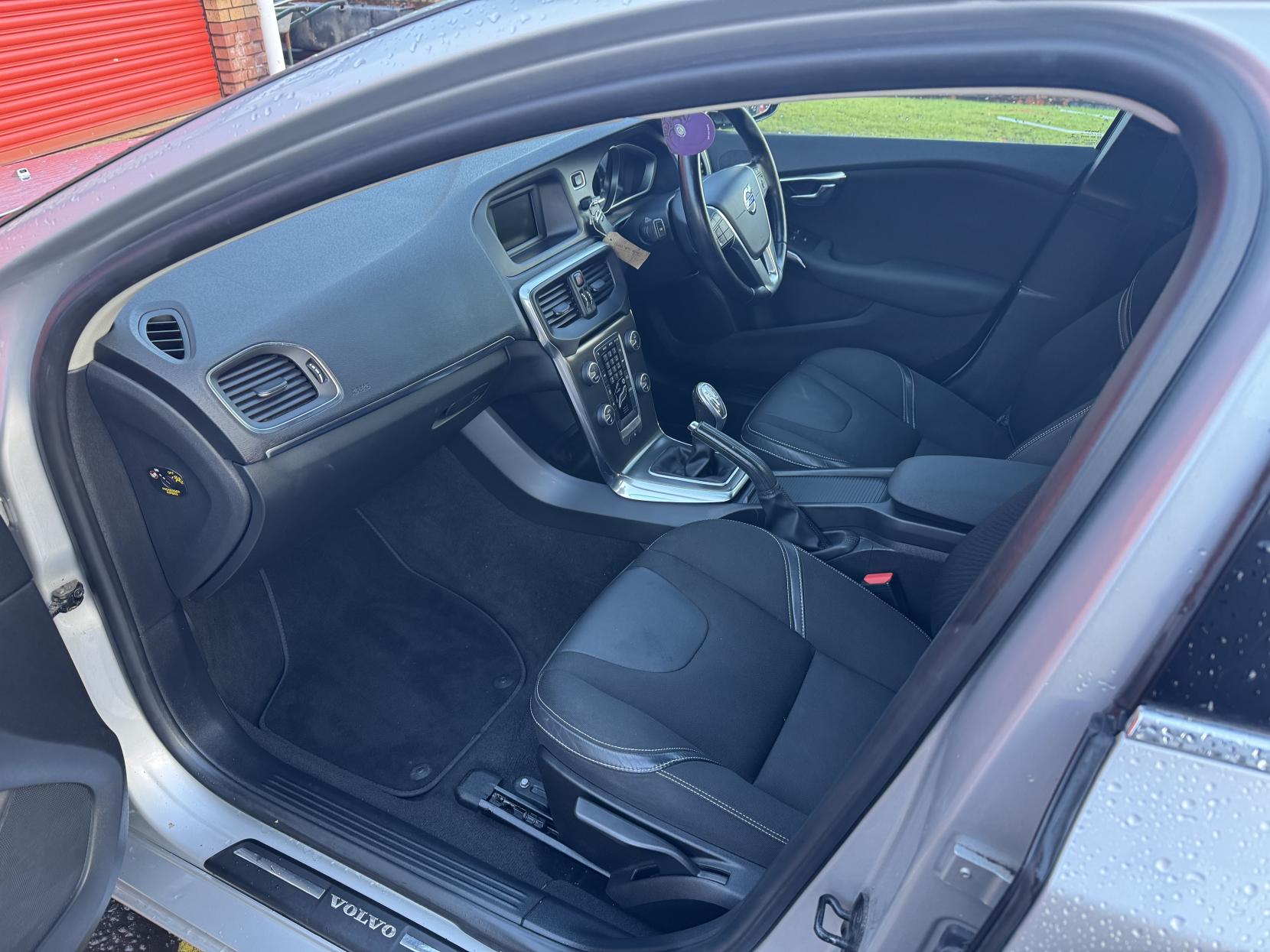 Volvo V40 1.6 D2 SE Hatchback 5dr Diesel Manual Euro 5 (s/s) (115 ps)