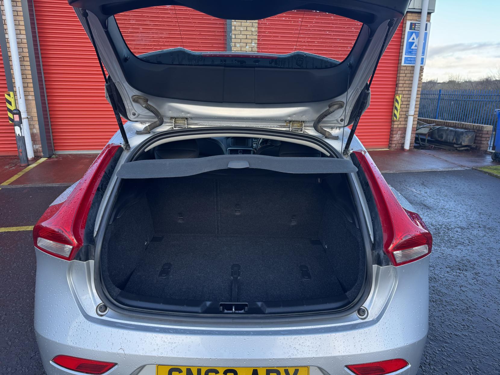 Volvo V40 1.6 D2 SE Hatchback 5dr Diesel Manual Euro 5 (s/s) (115 ps)