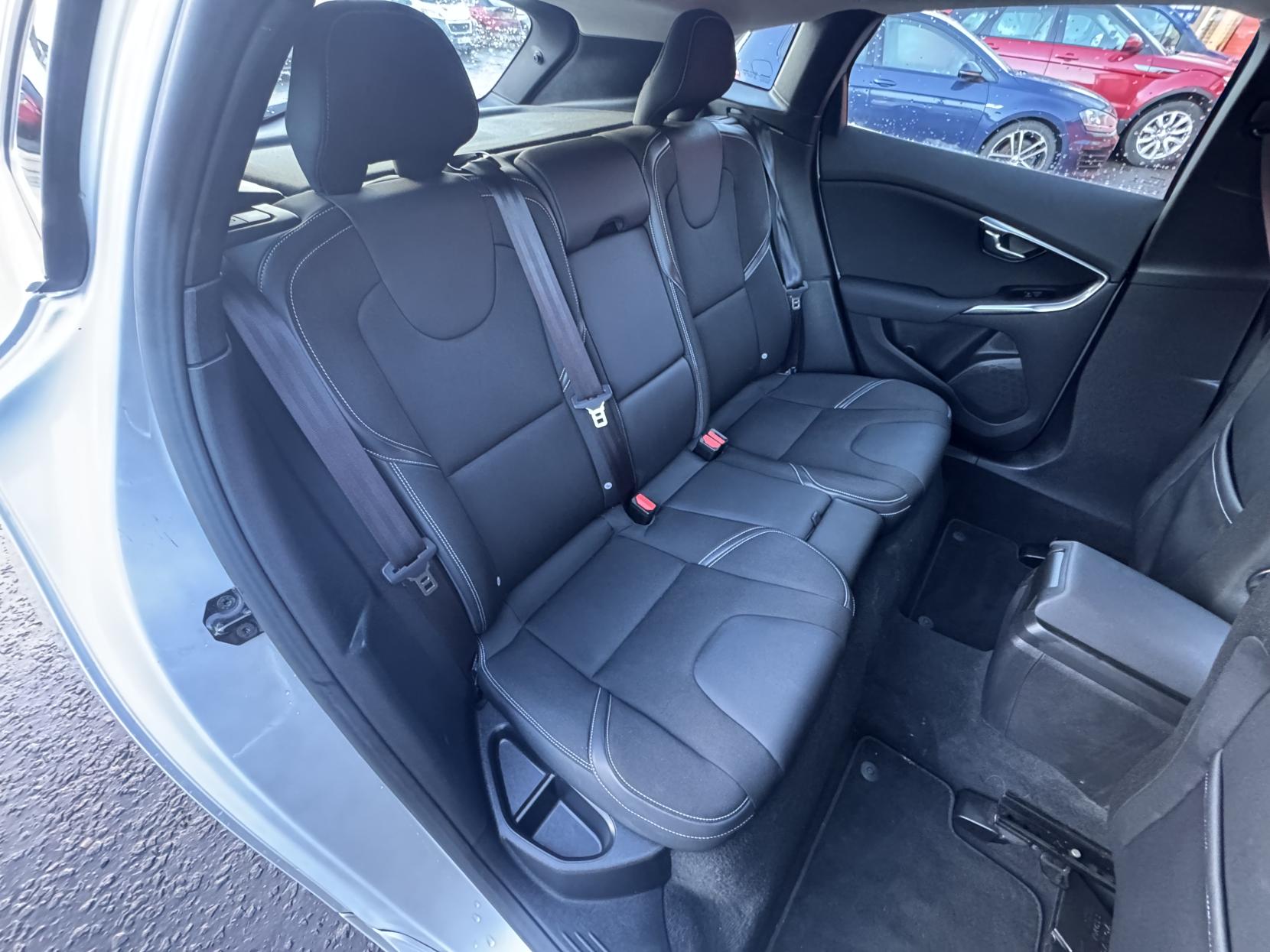 Volvo V40 1.6 D2 SE Hatchback 5dr Diesel Manual Euro 5 (s/s) (115 ps)