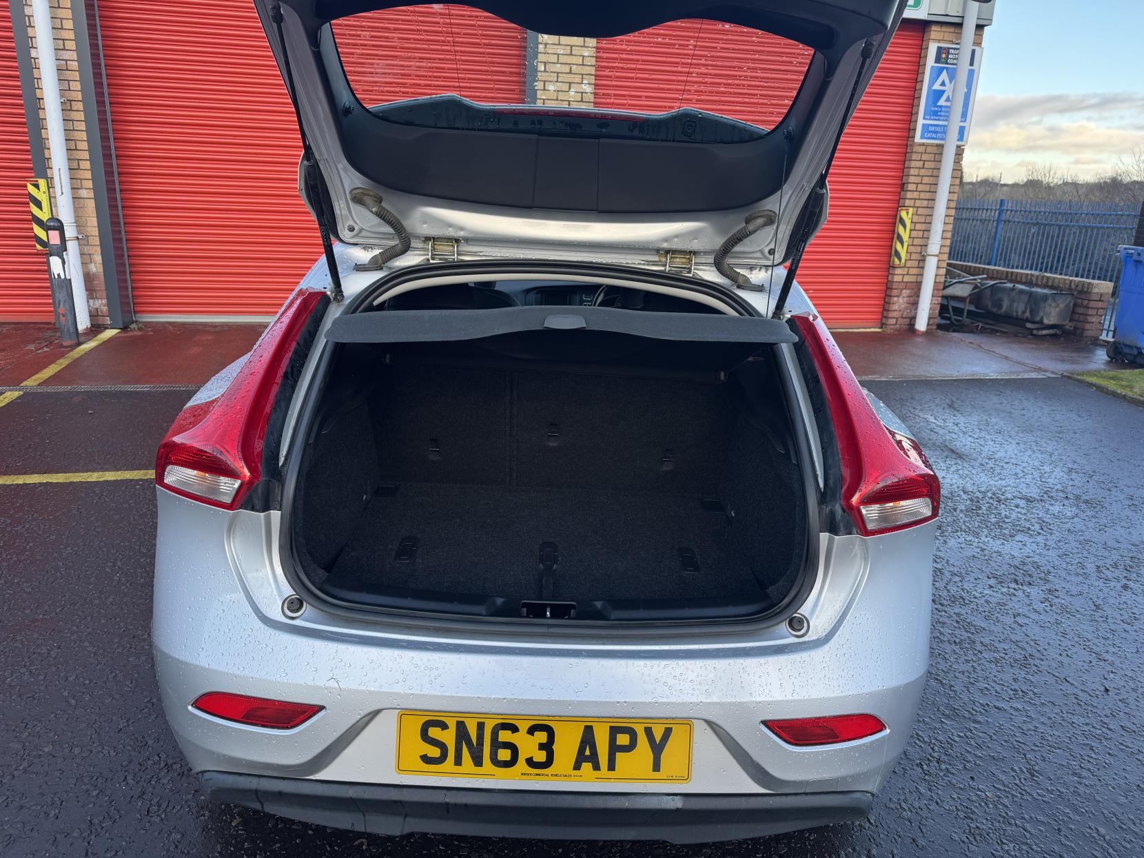 Volvo V40 1.6 D2 SE Hatchback 5dr Diesel Manual Euro 5 (s/s) (115 ps)