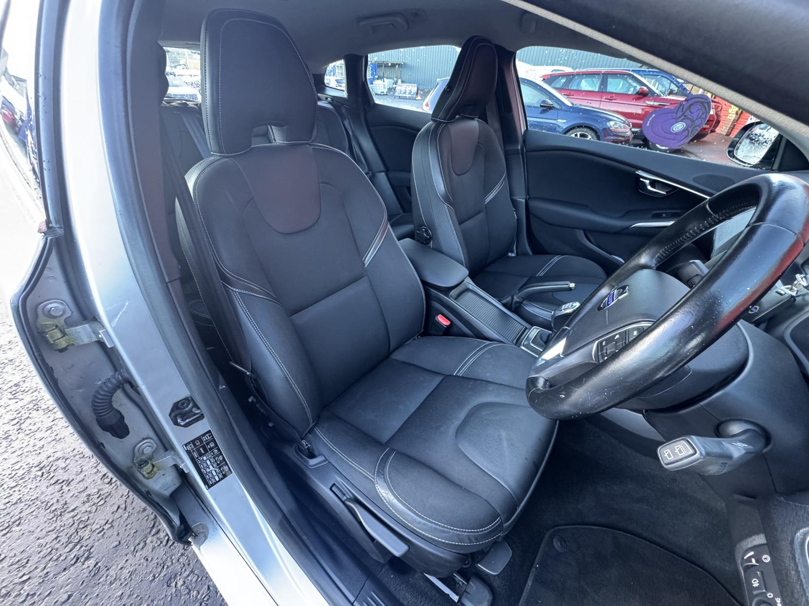 Volvo V40 1.6 D2 SE Hatchback 5dr Diesel Manual Euro 5 (s/s) (115 ps)