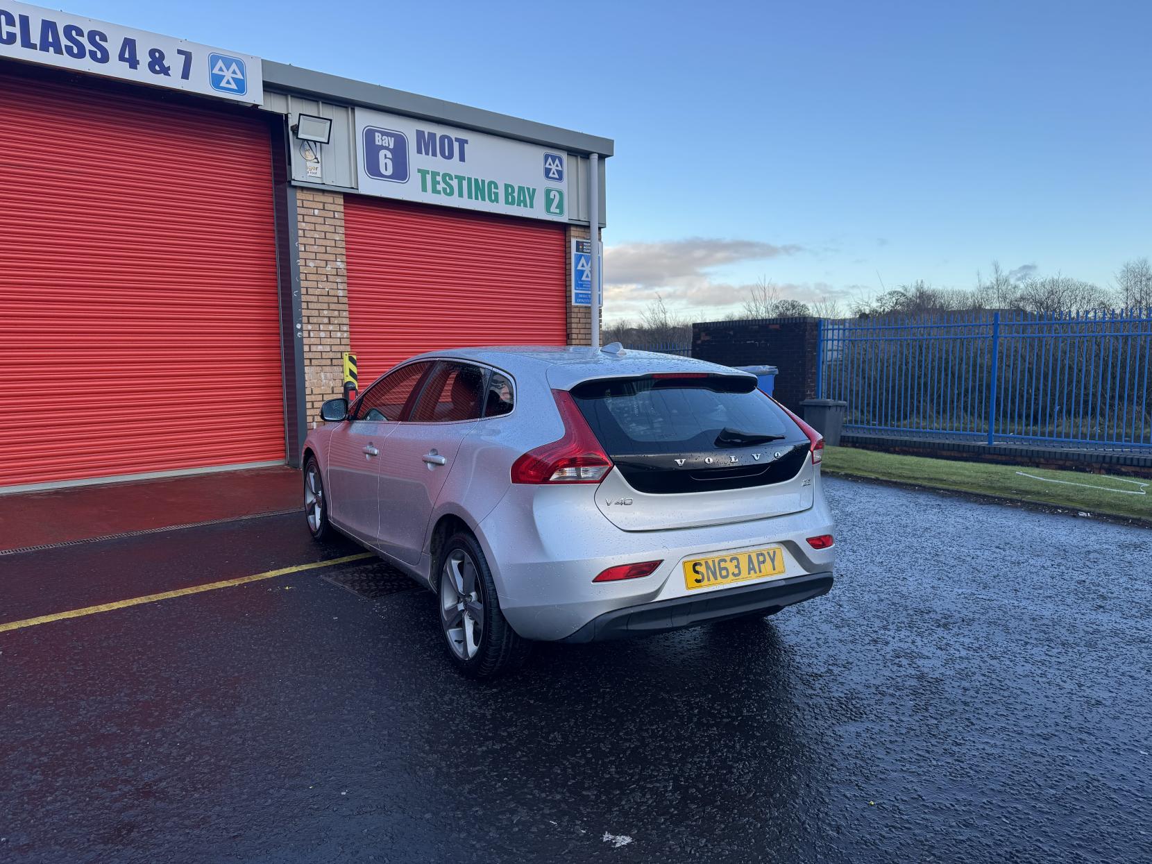 Volvo V40 1.6 D2 SE Hatchback 5dr Diesel Manual Euro 5 (s/s) (115 ps)