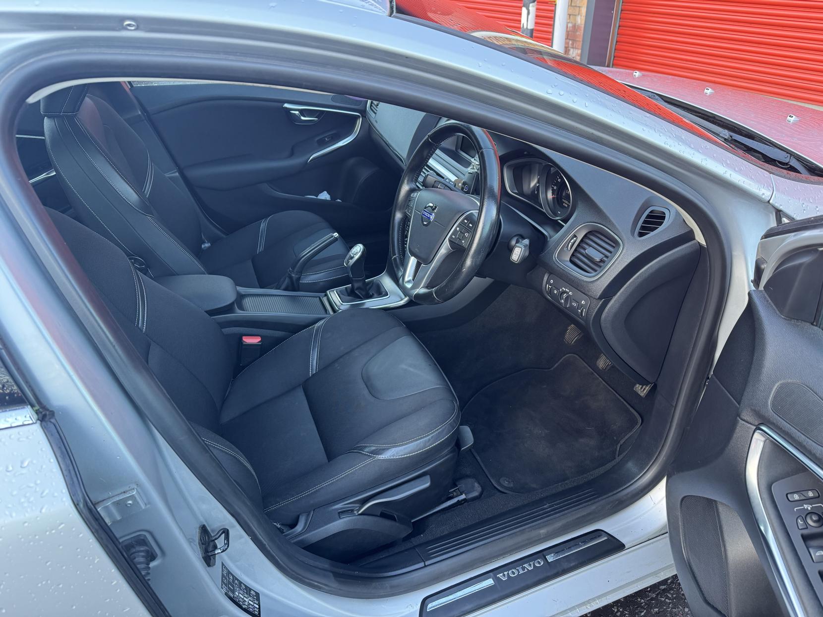 Volvo V40 1.6 D2 SE Hatchback 5dr Diesel Manual Euro 5 (s/s) (115 ps)