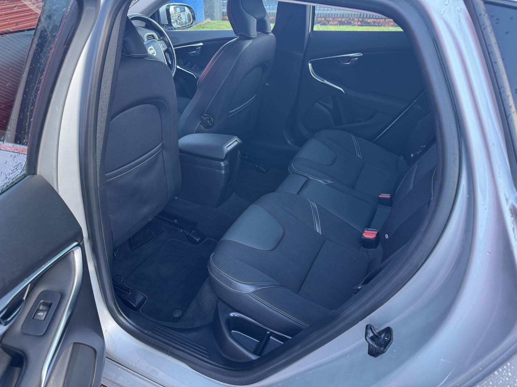 Volvo V40 1.6 D2 SE Hatchback 5dr Diesel Manual Euro 5 (s/s) (115 ps)