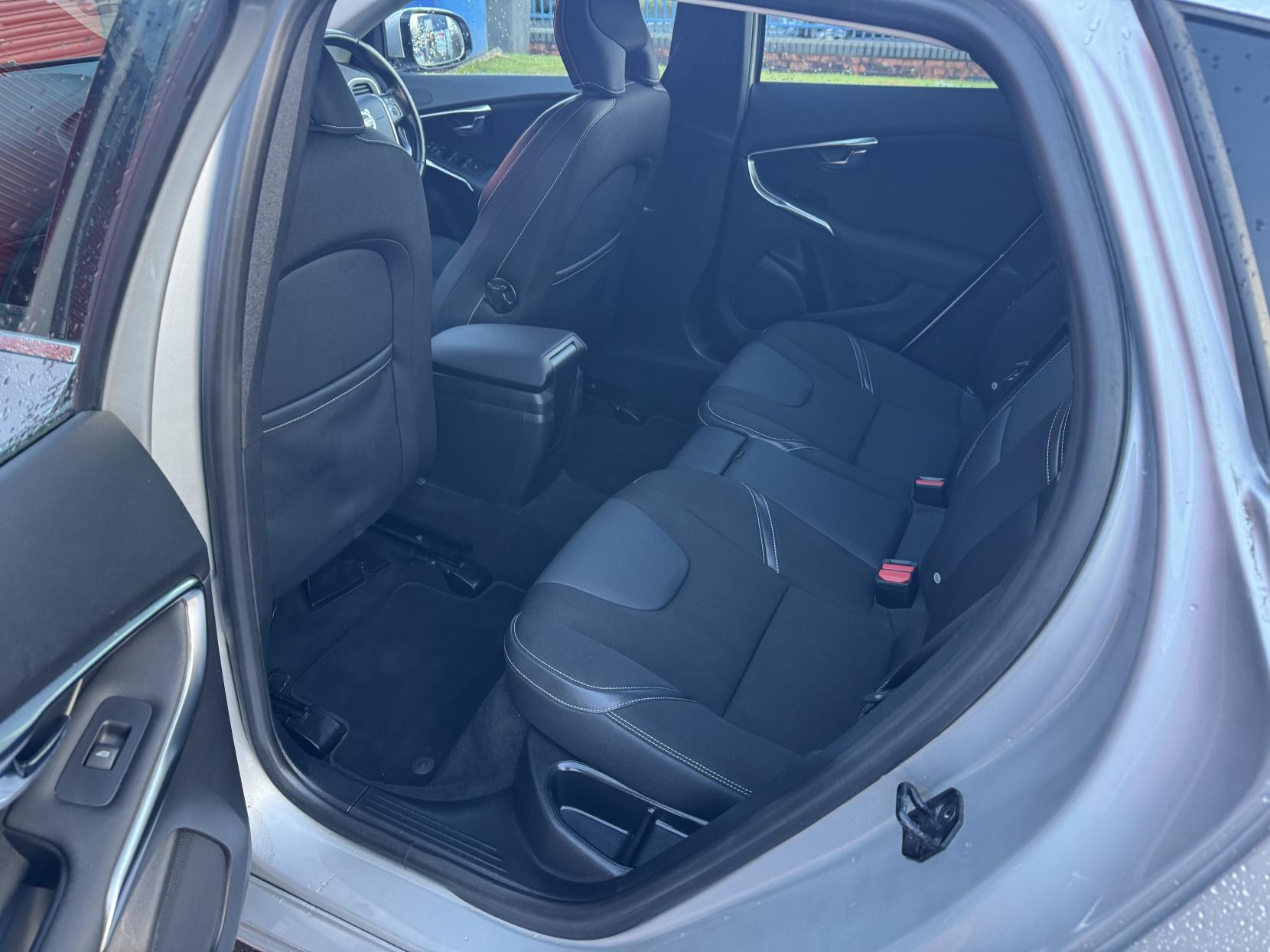 Volvo V40 1.6 D2 SE Hatchback 5dr Diesel Manual Euro 5 (s/s) (115 ps)