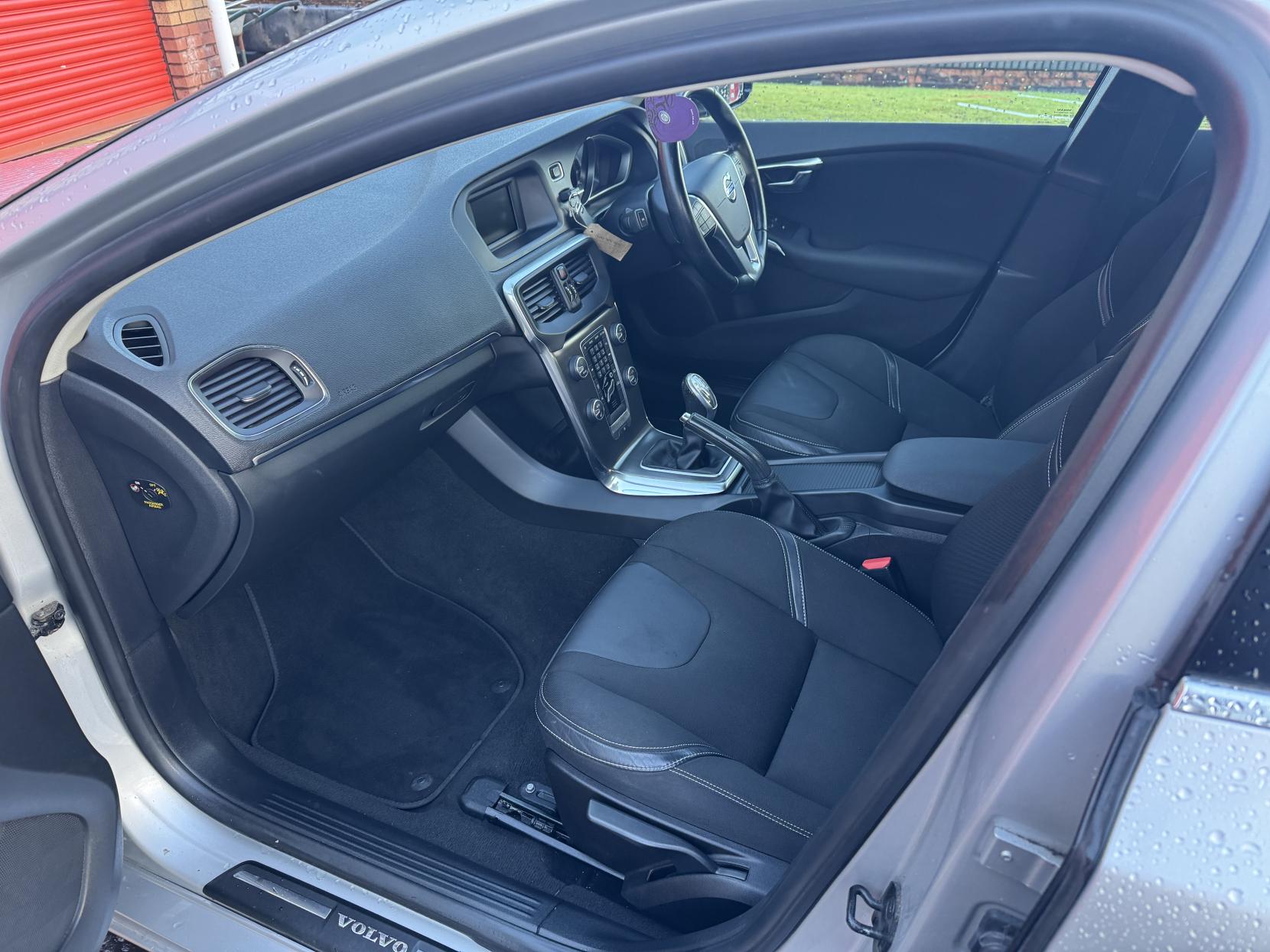 Volvo V40 1.6 D2 SE Hatchback 5dr Diesel Manual Euro 5 (s/s) (115 ps)