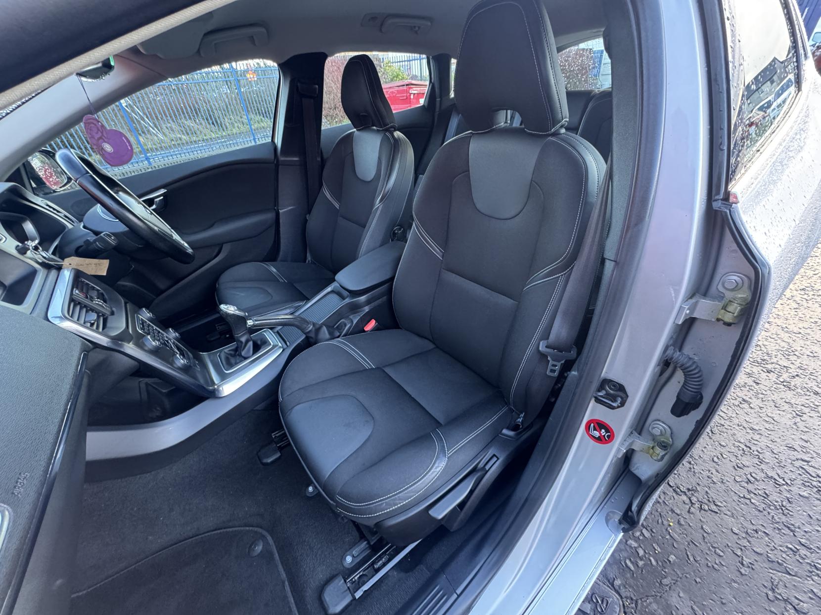 Volvo V40 1.6 D2 SE Hatchback 5dr Diesel Manual Euro 5 (s/s) (115 ps)