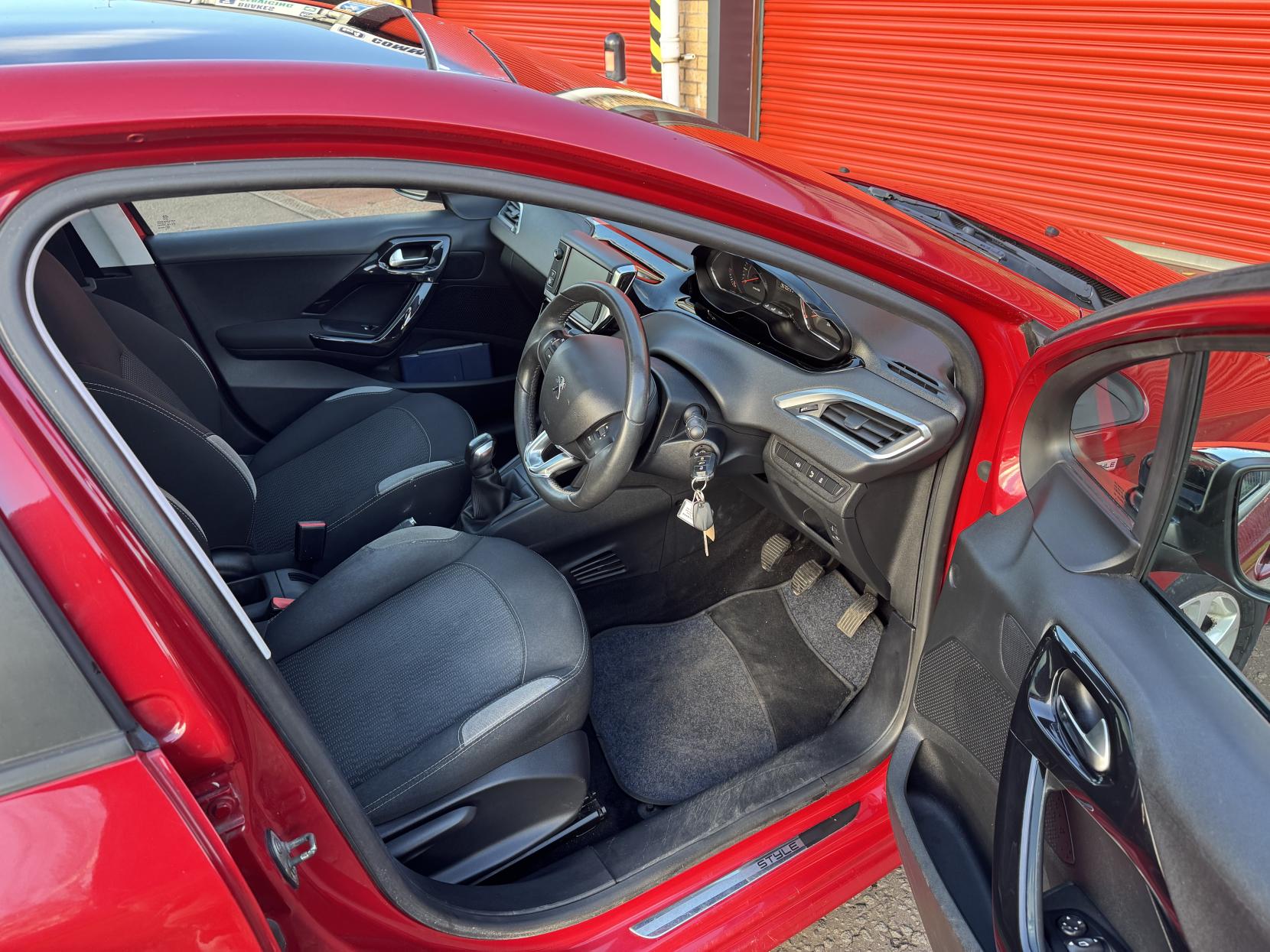 Peugeot 208 1.2 VTi Style Hatchback 5dr Petrol Manual Euro 5 (82 ps)