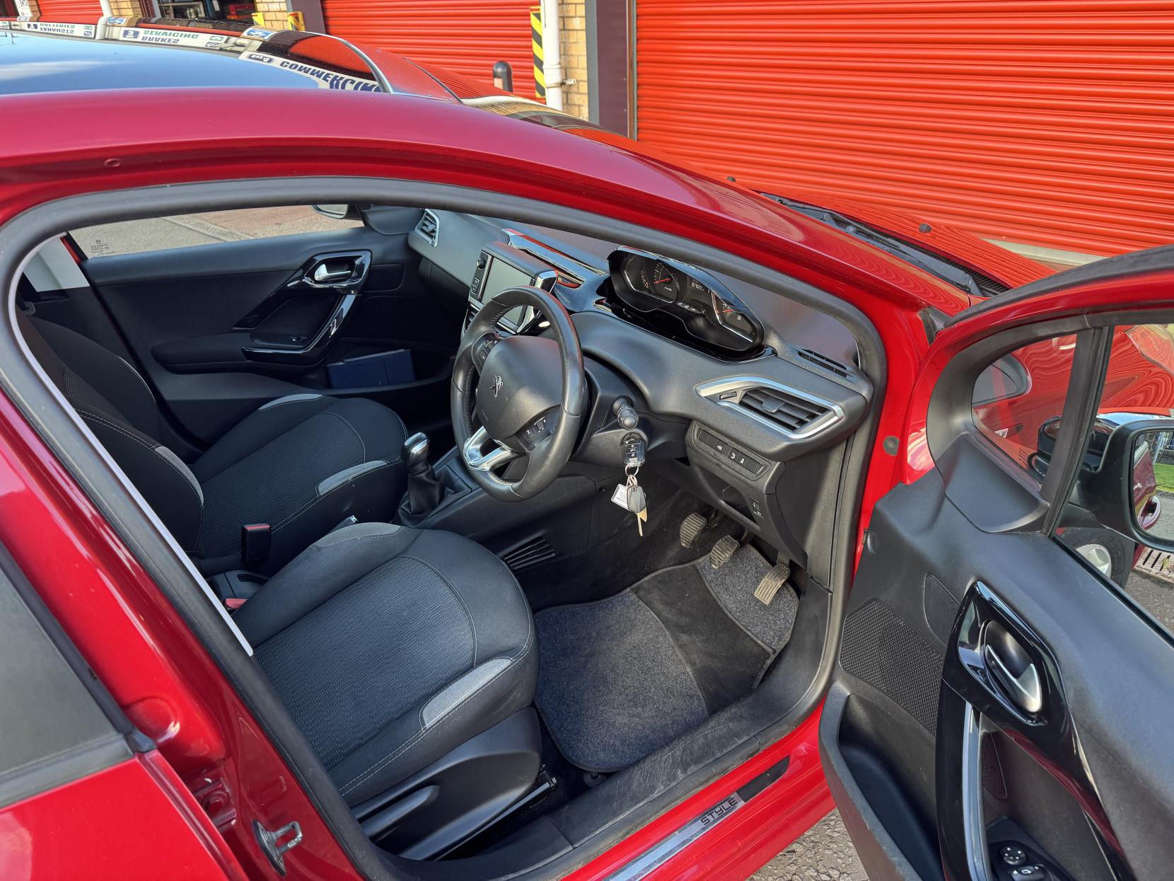 Peugeot 208 1.2 VTi Style Hatchback 5dr Petrol Manual Euro 5 (82 ps)