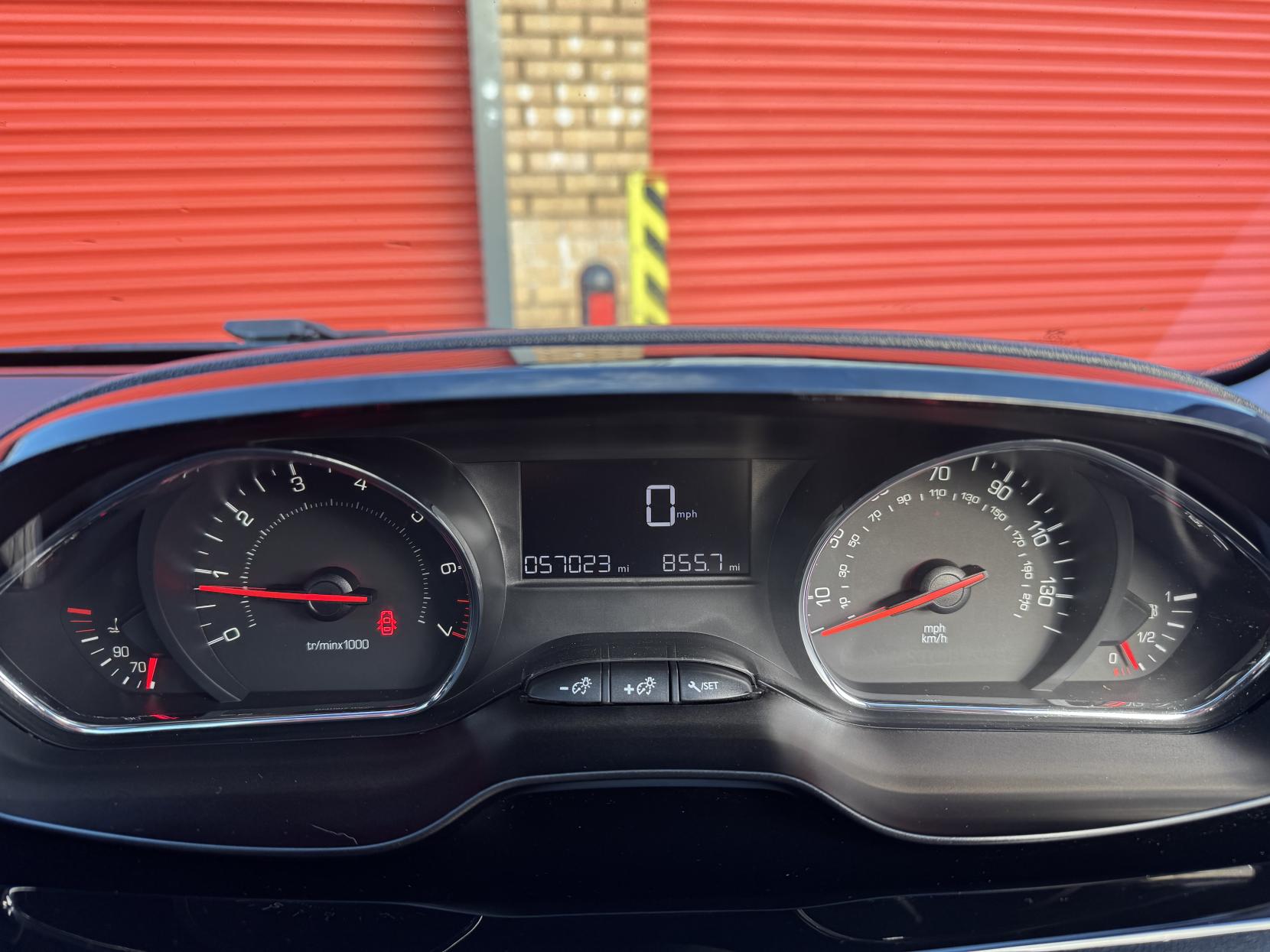 Peugeot 208 1.2 VTi Style Hatchback 5dr Petrol Manual Euro 5 (82 ps)