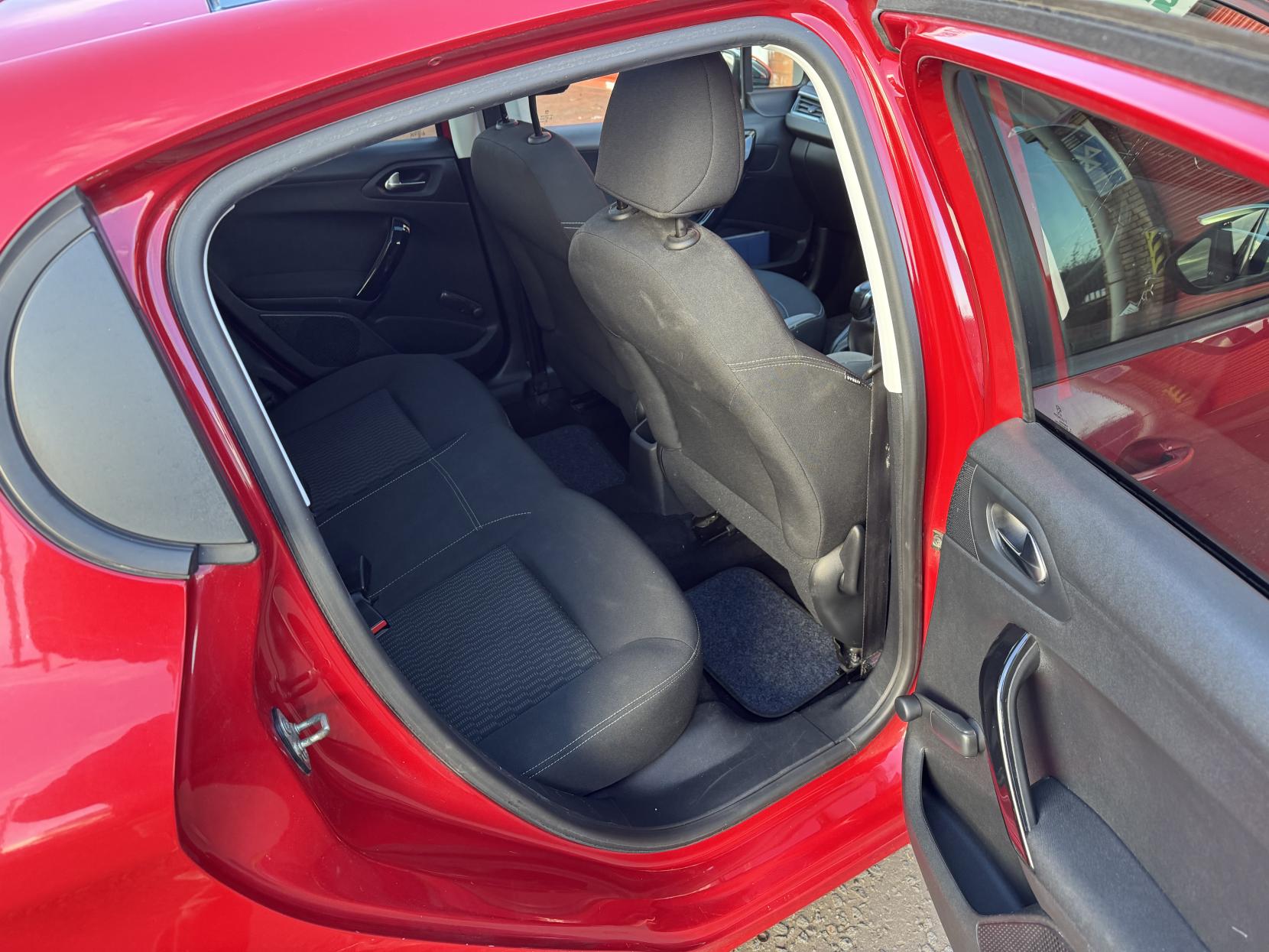 Peugeot 208 1.2 VTi Style Hatchback 5dr Petrol Manual Euro 5 (82 ps)