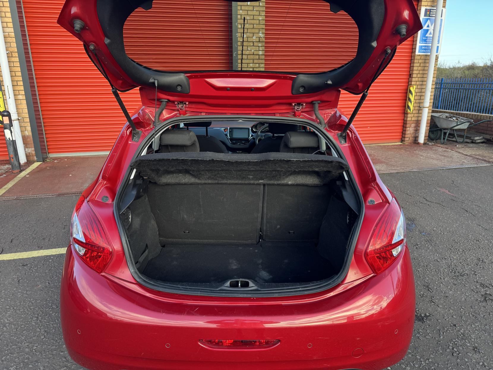 Peugeot 208 1.2 VTi Style Hatchback 5dr Petrol Manual Euro 5 (82 ps)