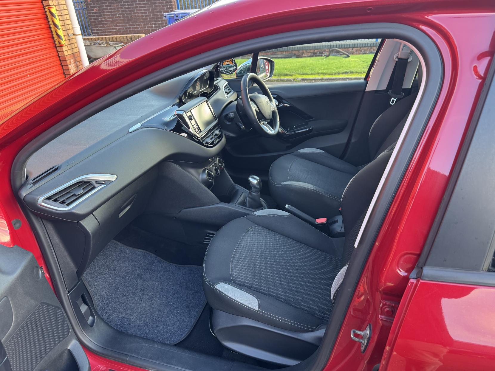 Peugeot 208 1.2 VTi Style Hatchback 5dr Petrol Manual Euro 5 (82 ps)