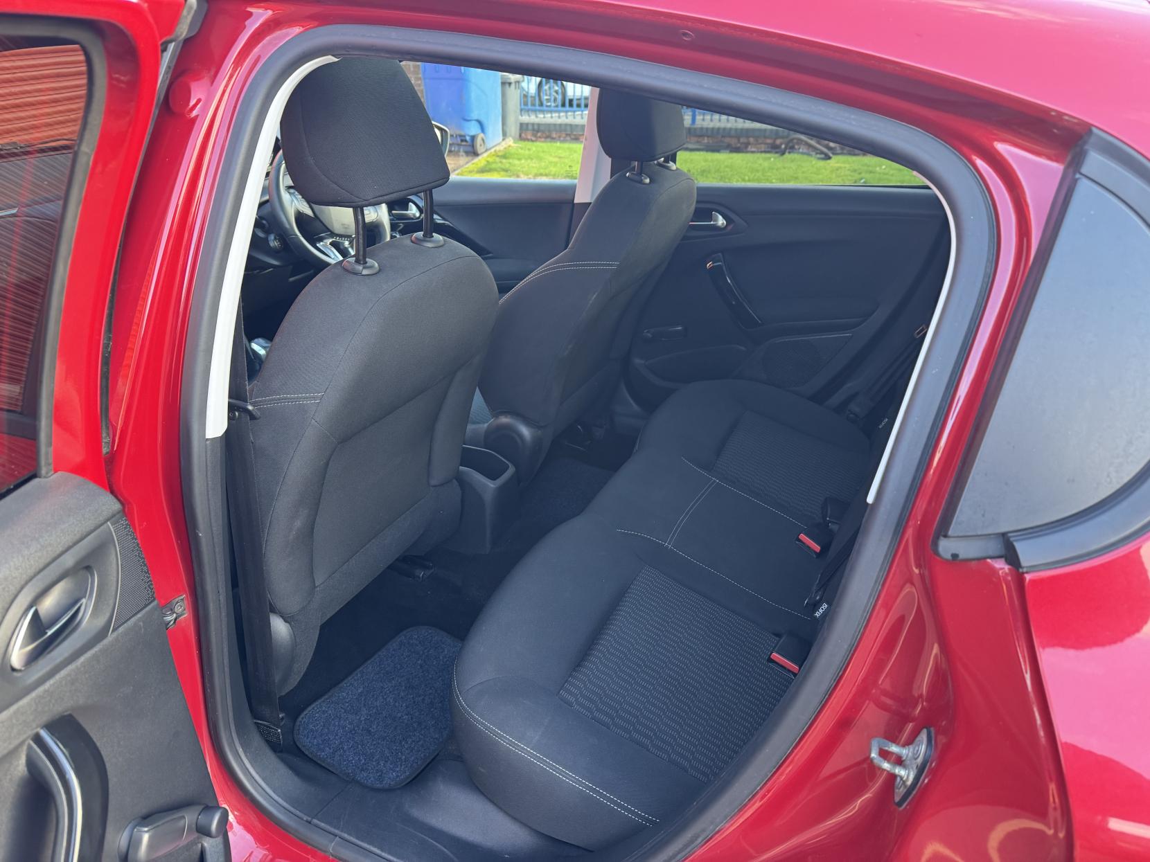 Peugeot 208 1.2 VTi Style Hatchback 5dr Petrol Manual Euro 5 (82 ps)