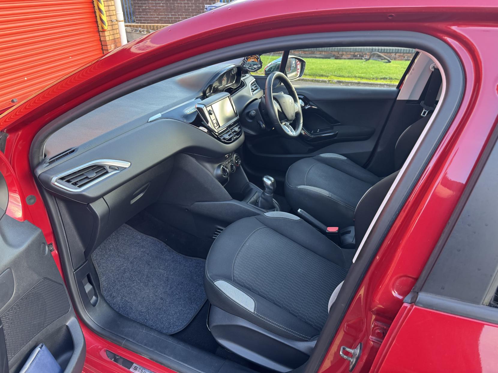 Peugeot 208 1.2 VTi Style Hatchback 5dr Petrol Manual Euro 5 (82 ps)