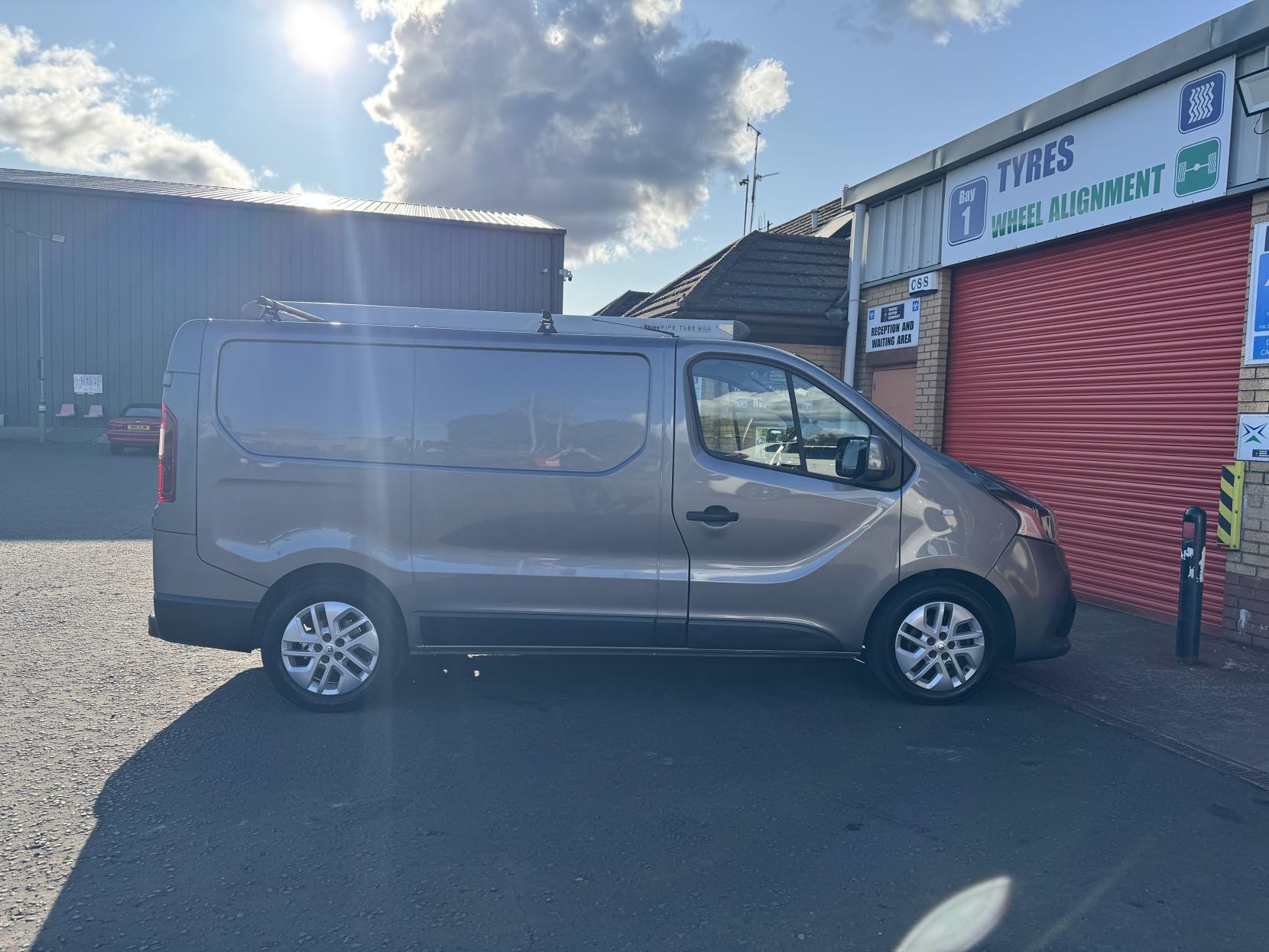 Renault Trafic 1.6 dCi 27 Sport Panel Van 5dr Diesel Manual SWB Standard Roof Euro 5 (115 ps)