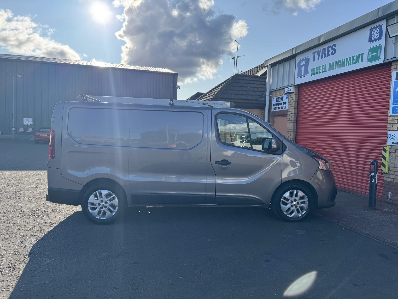 Renault Trafic 1.6 dCi 27 Sport Panel Van 5dr Diesel Manual SWB Standard Roof Euro 5 (115 ps)