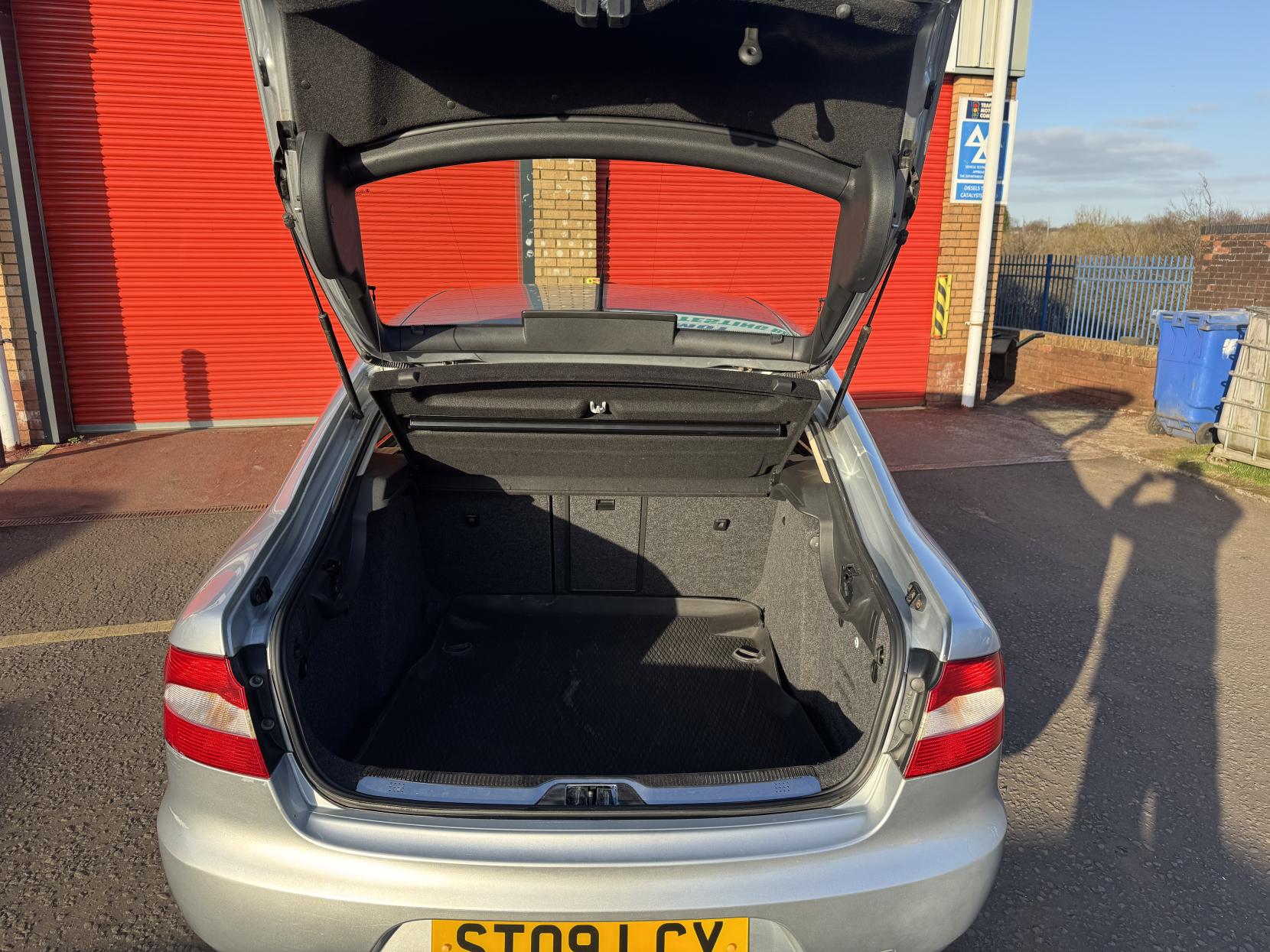 Skoda Superb 1.8 TSI Elegance Hatchback 5dr Petrol DSG Euro 4 (160 ps)