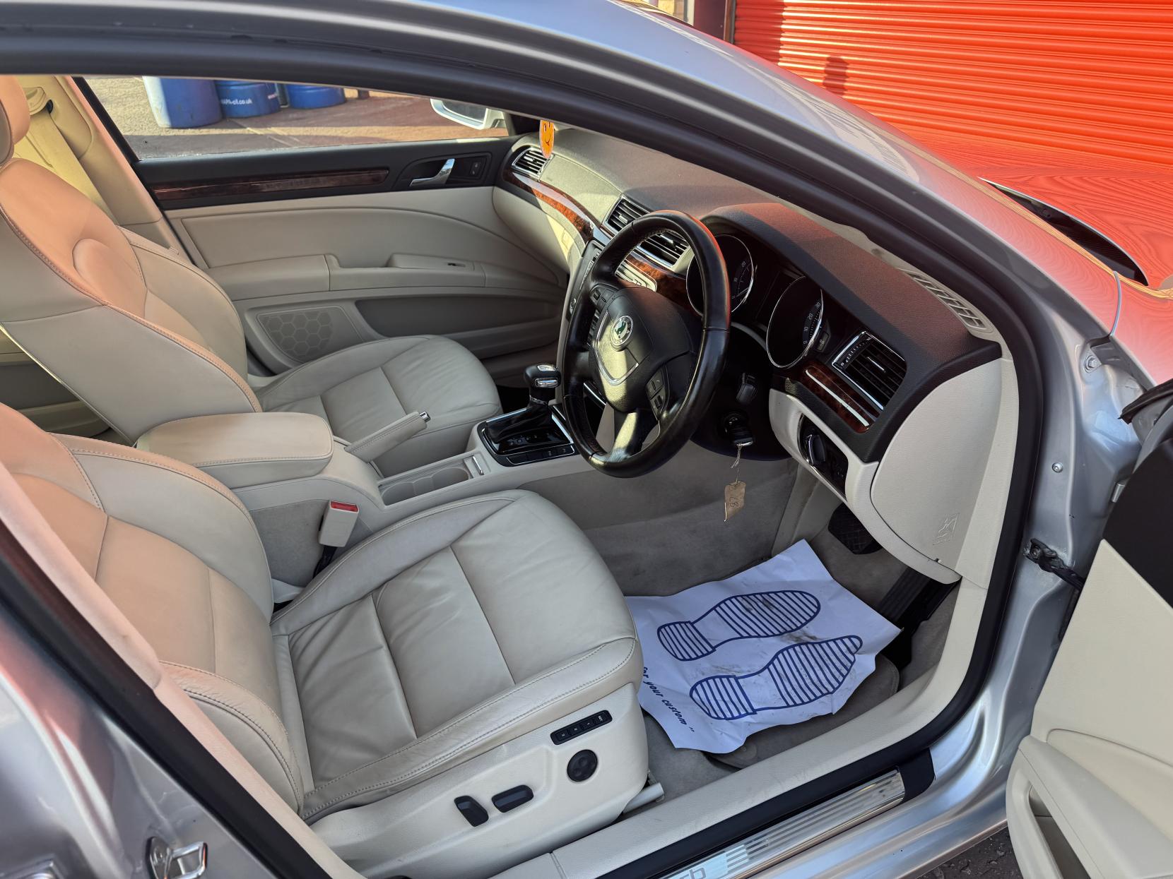 Skoda Superb 1.8 TSI Elegance Hatchback 5dr Petrol DSG Euro 4 (160 ps)