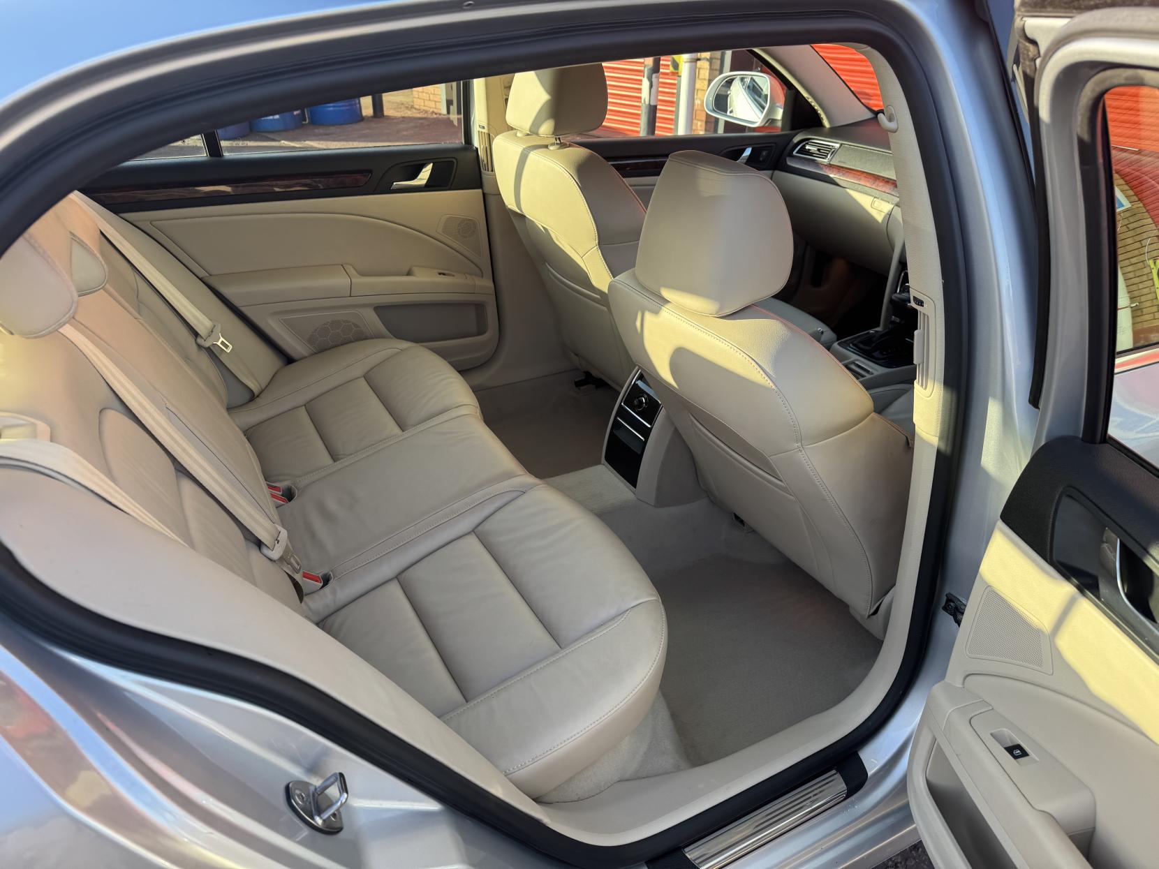 Skoda Superb 1.8 TSI Elegance Hatchback 5dr Petrol DSG Euro 4 (160 ps)