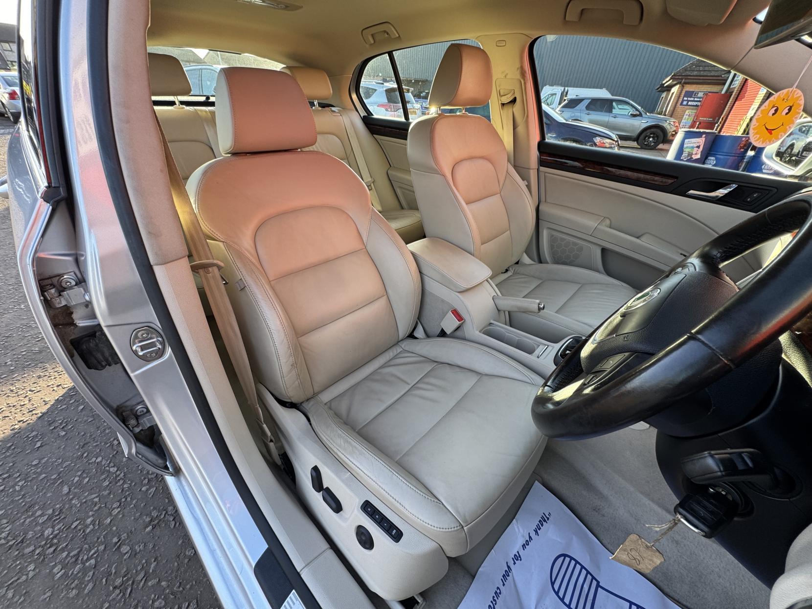 Skoda Superb 1.8 TSI Elegance Hatchback 5dr Petrol DSG Euro 4 (160 ps)