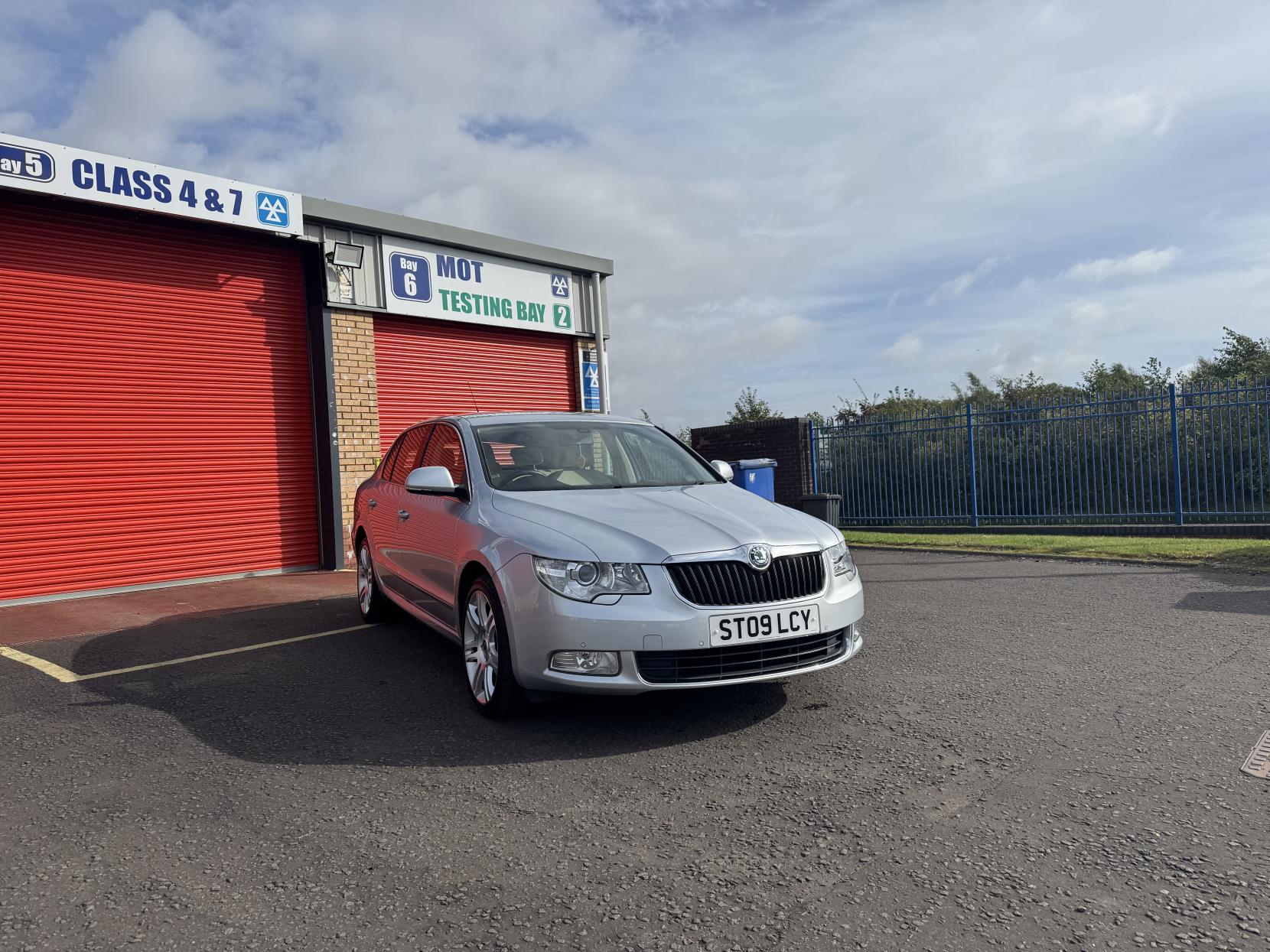 Skoda Superb 1.8 TSI Elegance Hatchback 5dr Petrol DSG Euro 4 (160 ps)