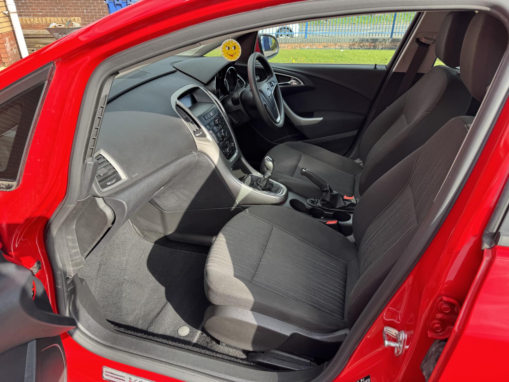 Vauxhall Astra 1.4 16v Exclusiv Hatchback 5dr Petrol Manual Euro 5 (100 ps)