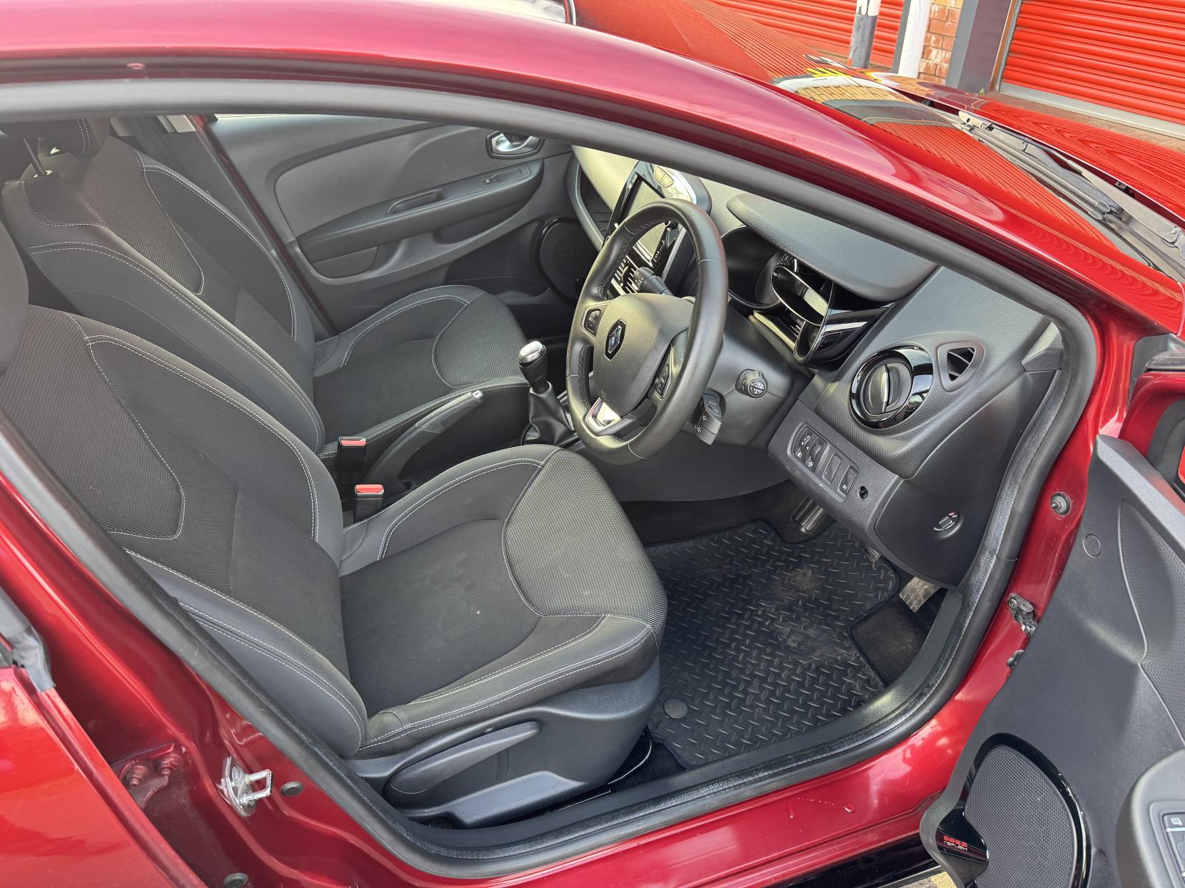 Renault Clio 0.9 TCe Dynamique Nav Hatchback 5dr Petrol Manual Euro 6 (s/s) (90 ps)