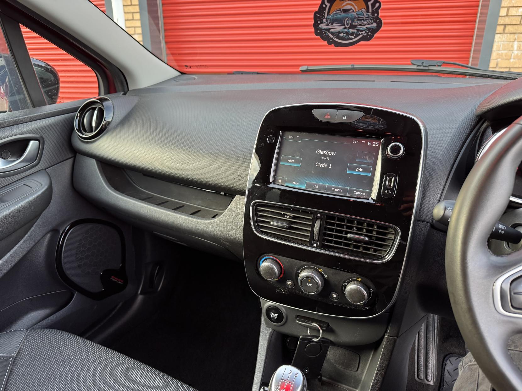 Renault Clio 0.9 TCe Dynamique Nav Hatchback 5dr Petrol Manual Euro 6 (s/s) (90 ps)