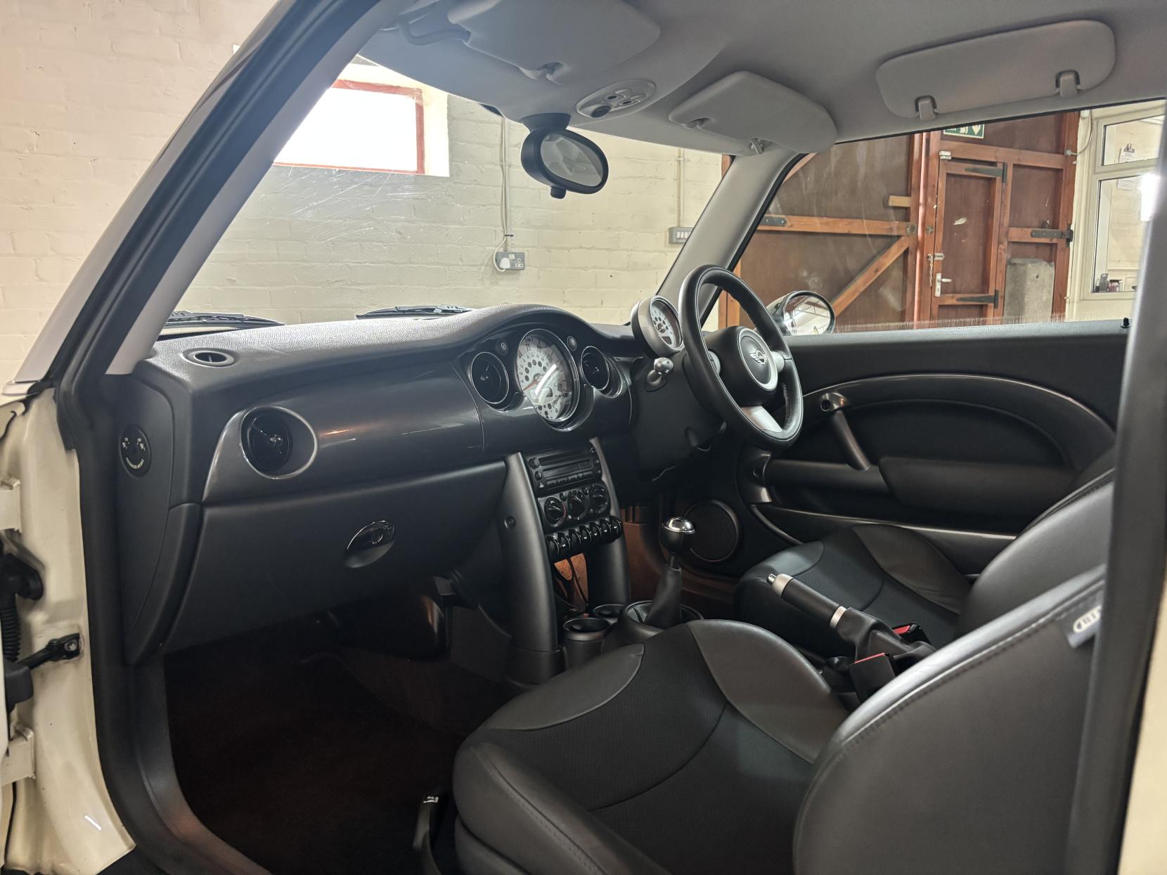 MINI Hatch 1.6 Cooper Hatchback 3dr Petrol Manual Euro 4 (116 bhp)